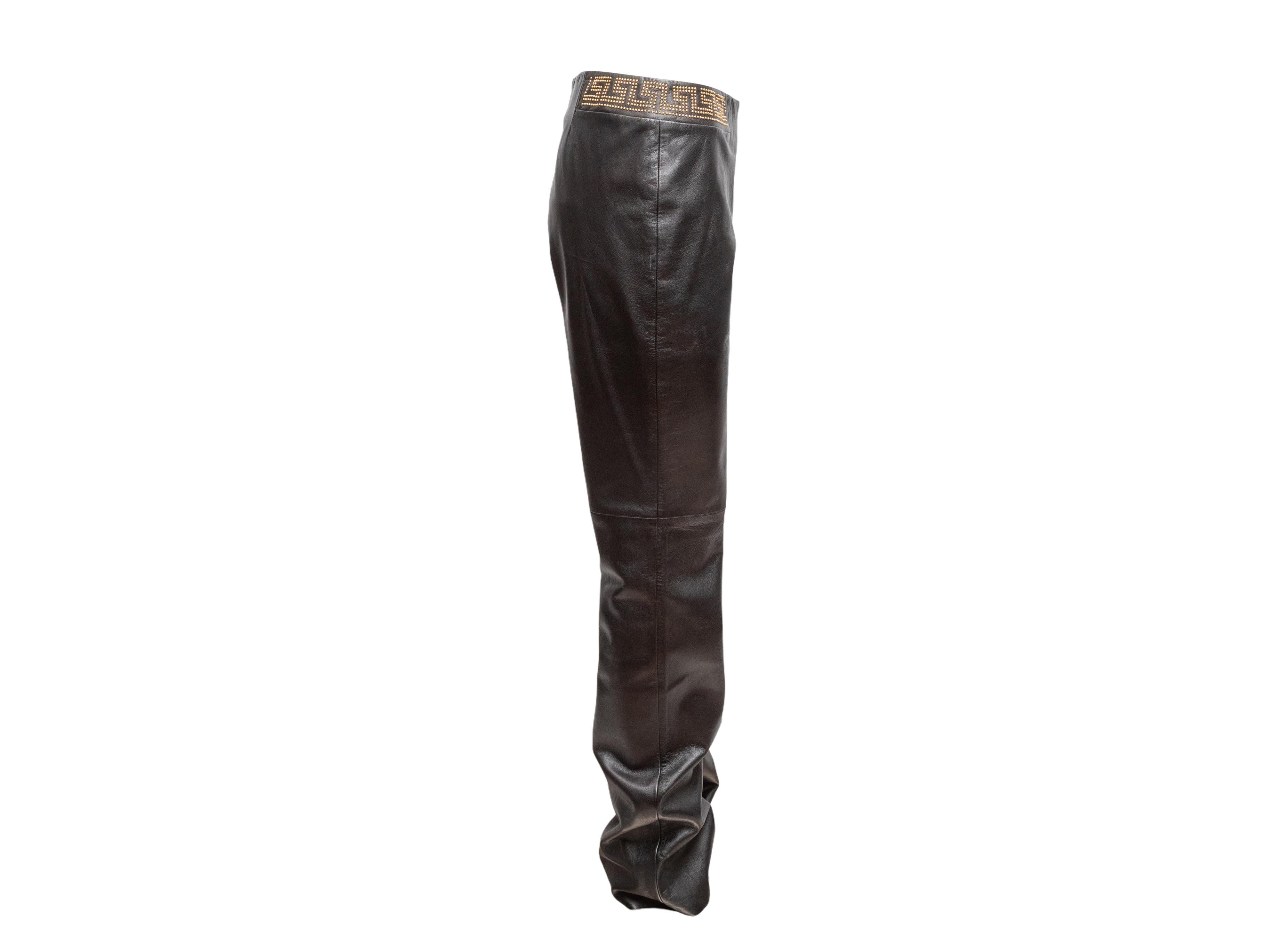 Détails du produit : Pantalon droit en cuir noir de Versace Jeans Couture. Clous dorés à la ceinture. Fermeture à glissière au dos. Taille 32