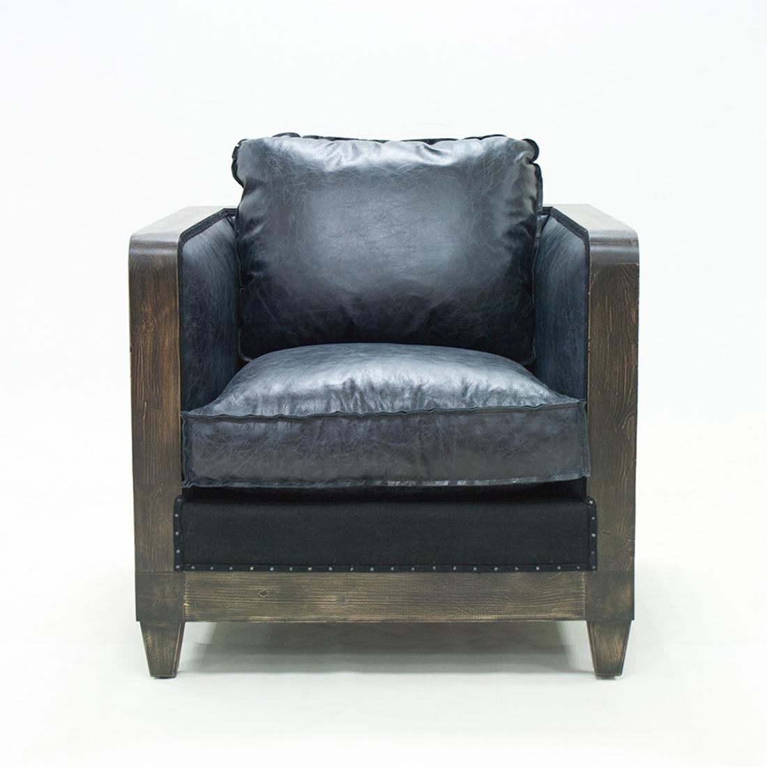 Armchair black cannage with structure in solid
vintage patinated wood. With natural cannage in vintage finish.
Upholstered and covered with natural black leather in vintage finish.
Also available with other leather color on request with
15%