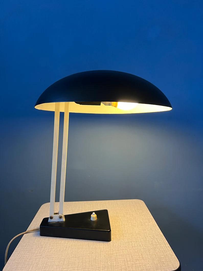 Schwarze Schreibtischlampe im Bauhaus-Stil von Hala. Die Position der Lampe kann leicht eingestellt werden, sie bewegt sich schön hin und her, siehe Bilder. Die Lampe ist komplett aus Metall gefertigt und schwarz lackiert. Die Schreibtischlampe
