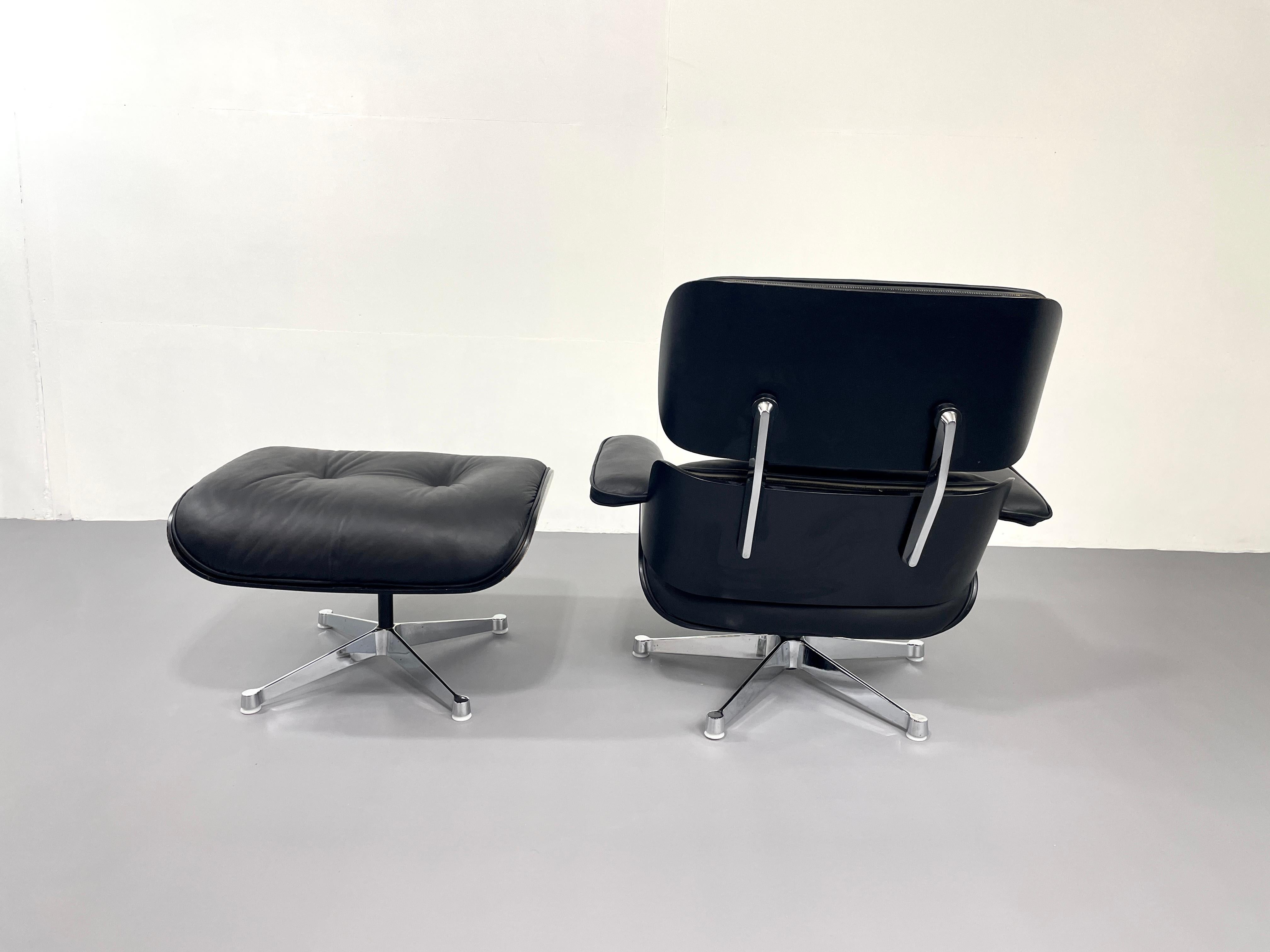 Black vintage Herman Miller Lounge Chair with Ottoman, designed by Eames  For Sale 1