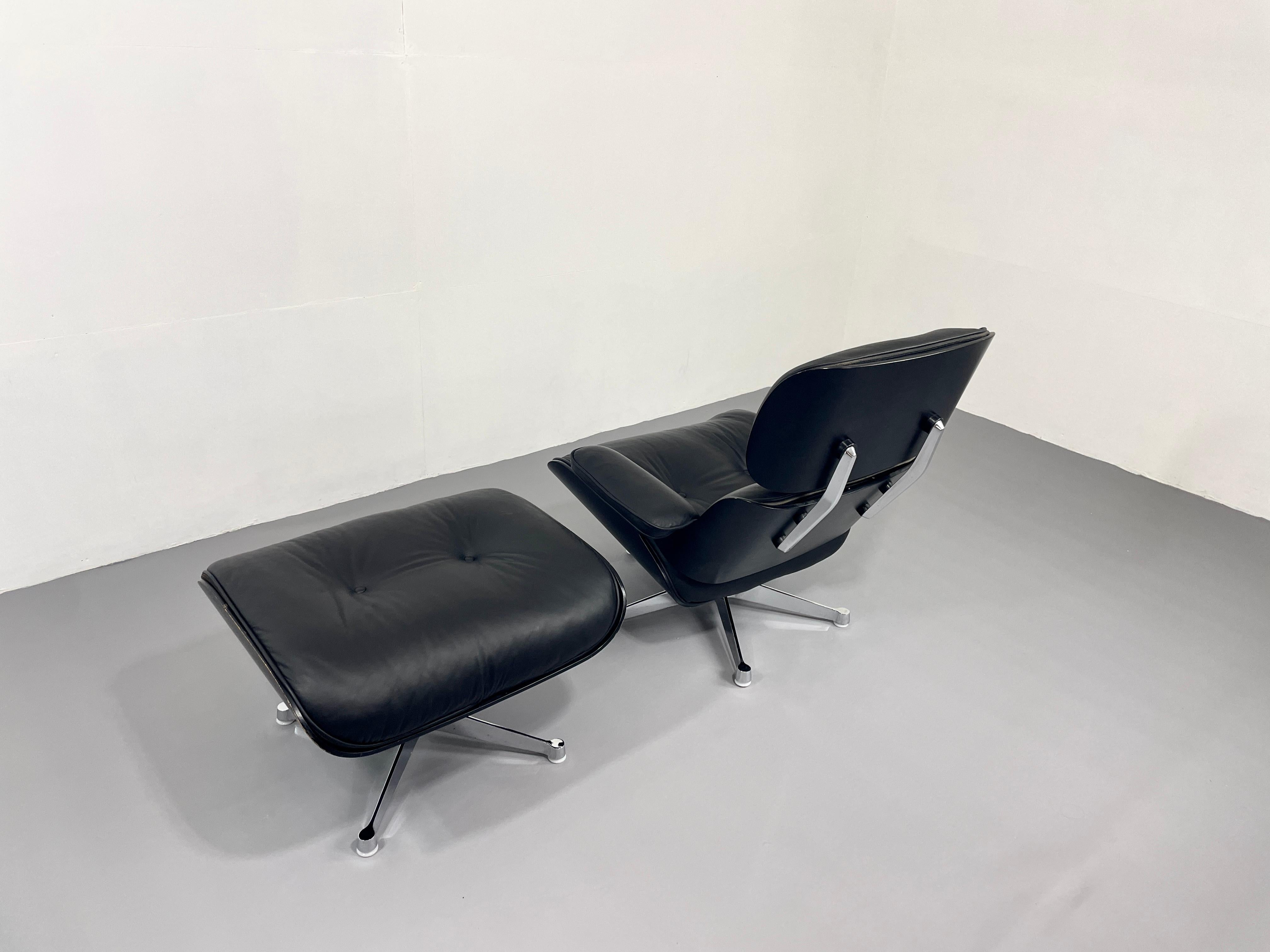 Chaise longue Herman Miller noire avec pouf, conçue par Eames  en vente 5