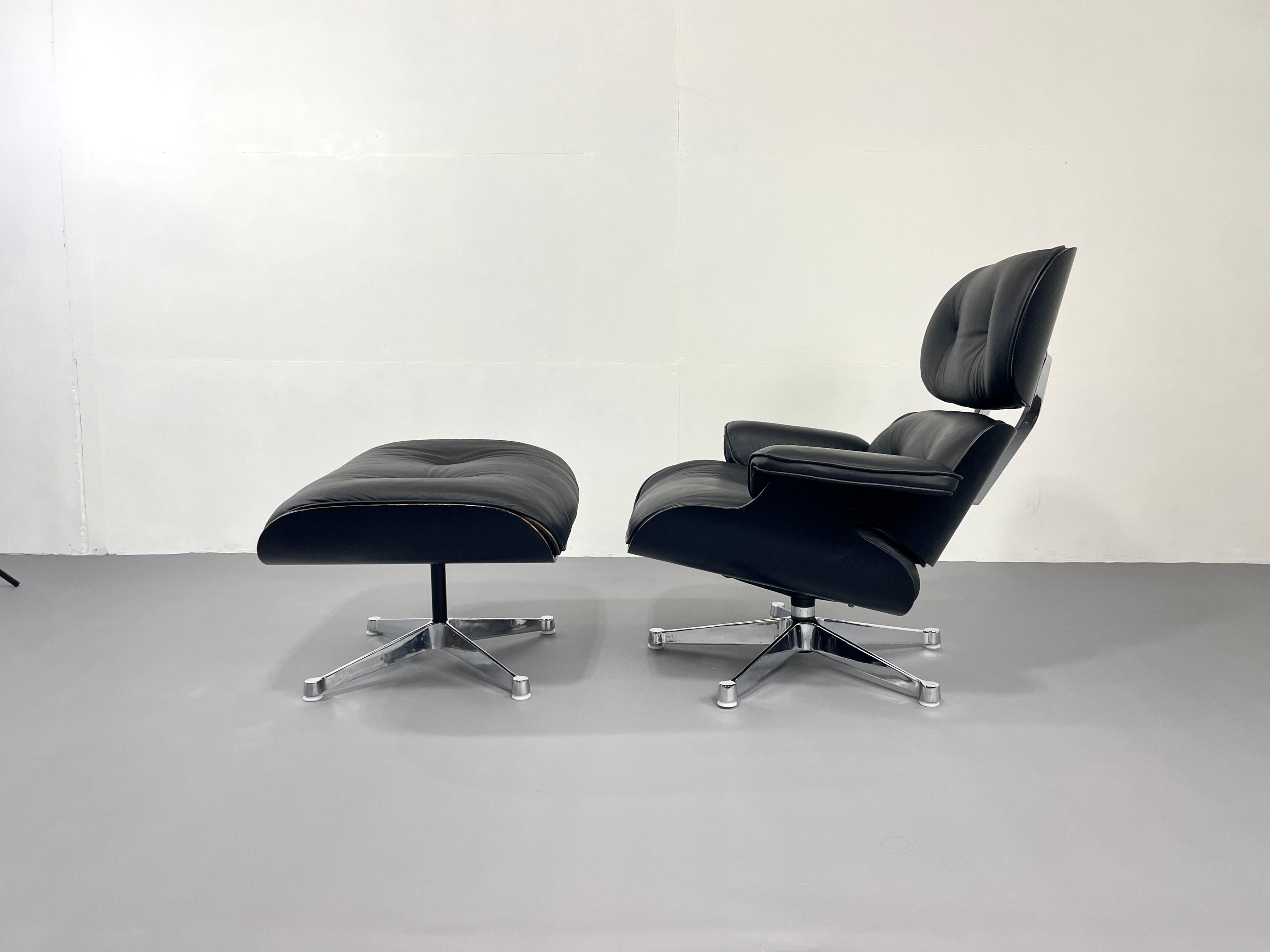Black vintage Herman Miller Lounge Chair with Ottoman, designed by Eames  For Sale 4
