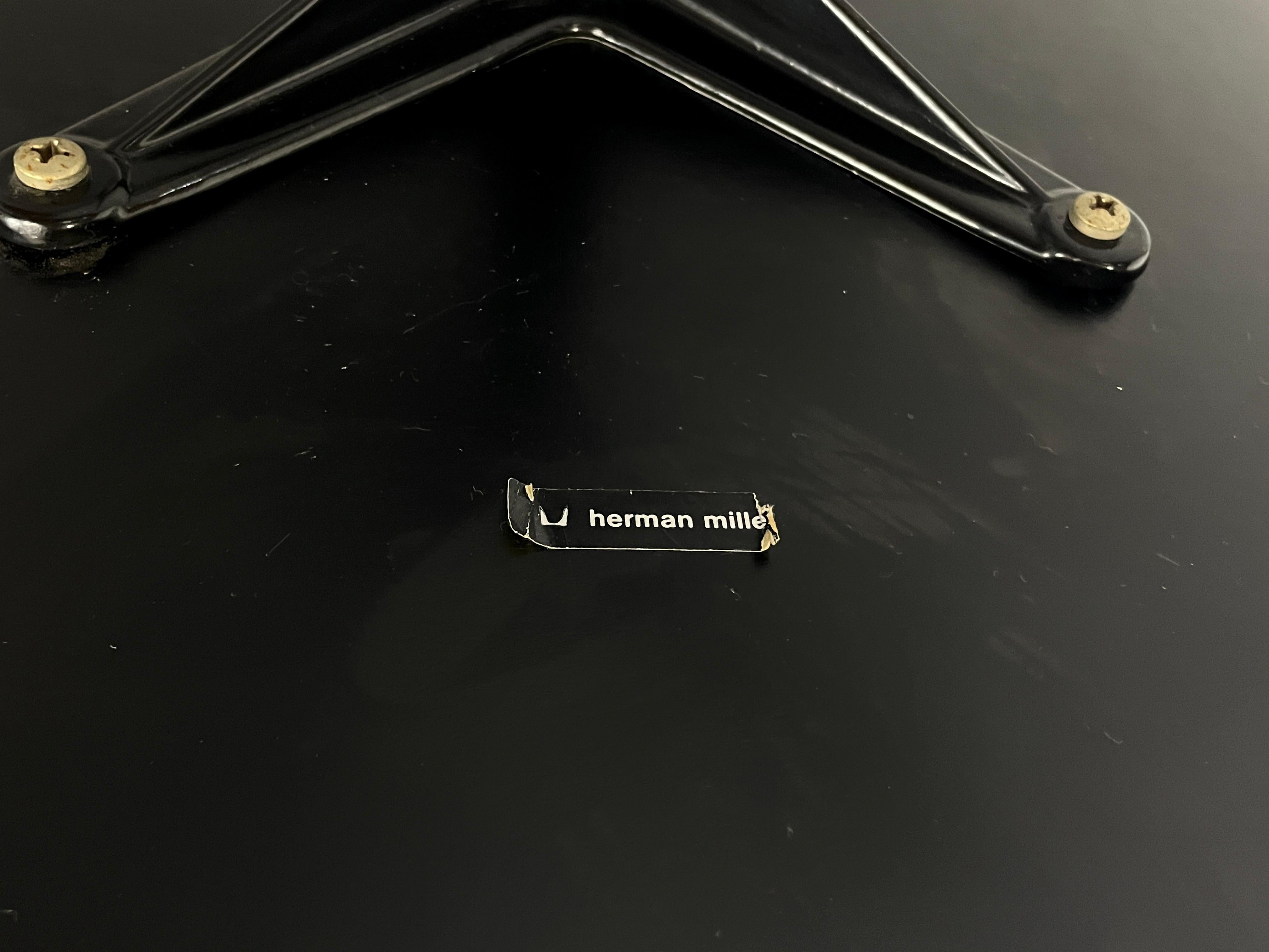 Chaise longue Herman Miller noire avec pouf, conçue par Eames  en vente 7