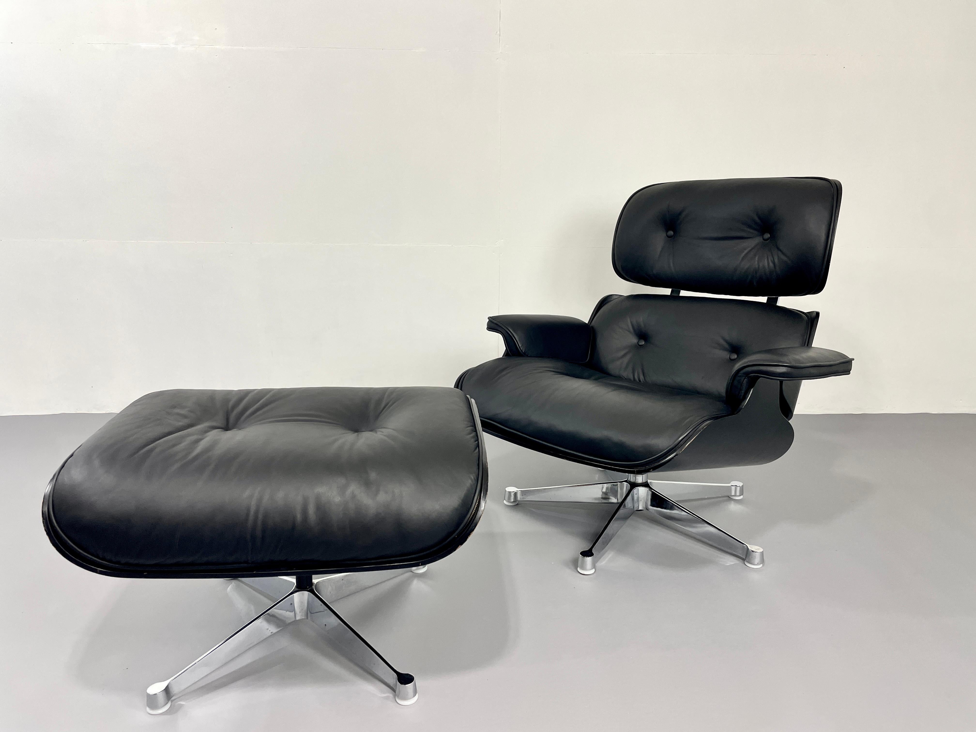 Black vintage Herman Miller Lounge Chair with Ottoman, designed by Eames  For Sale 6
