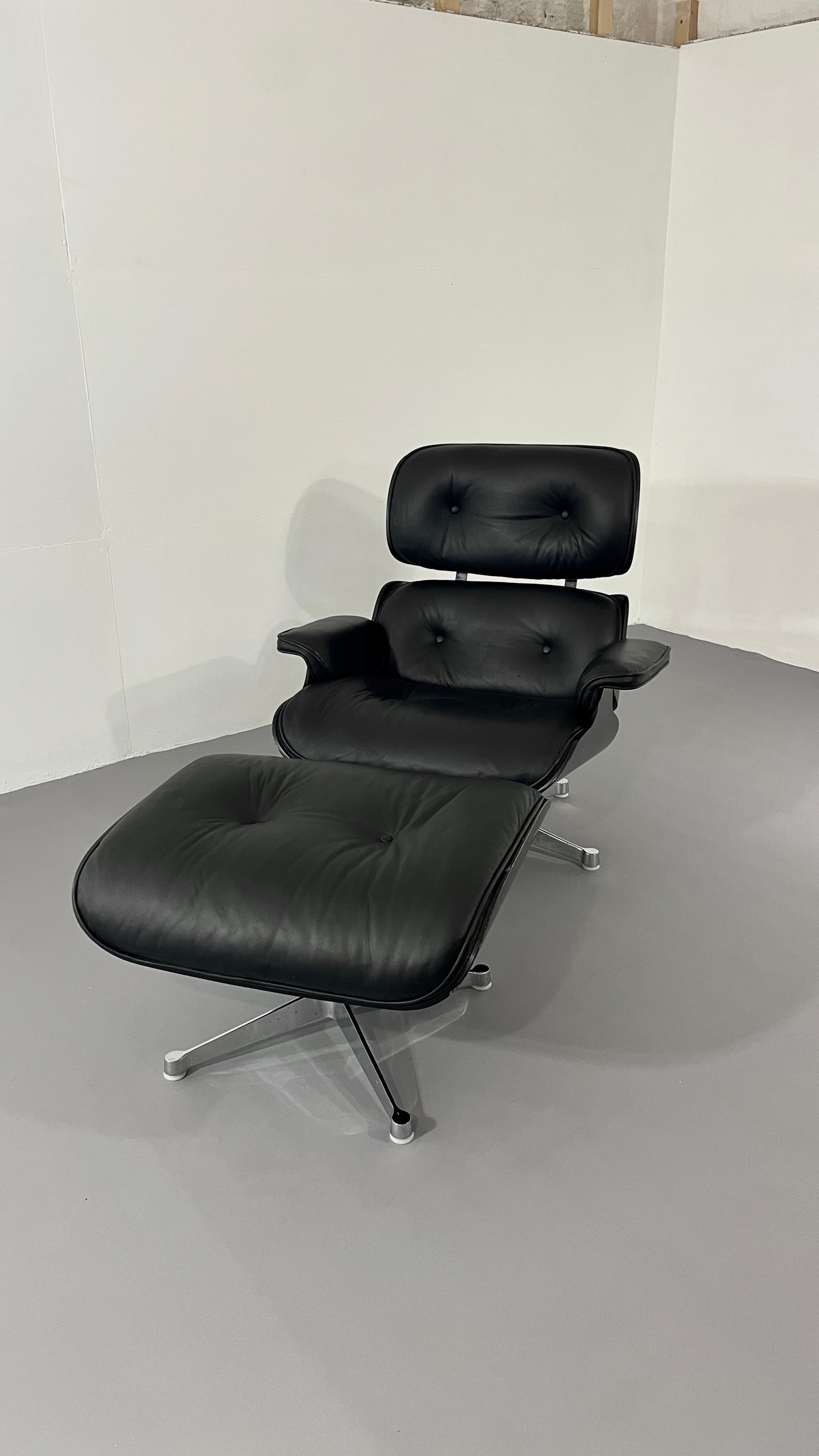 Mid-Century Modern Chaise longue Herman Miller noire avec pouf, conçue par Eames  en vente