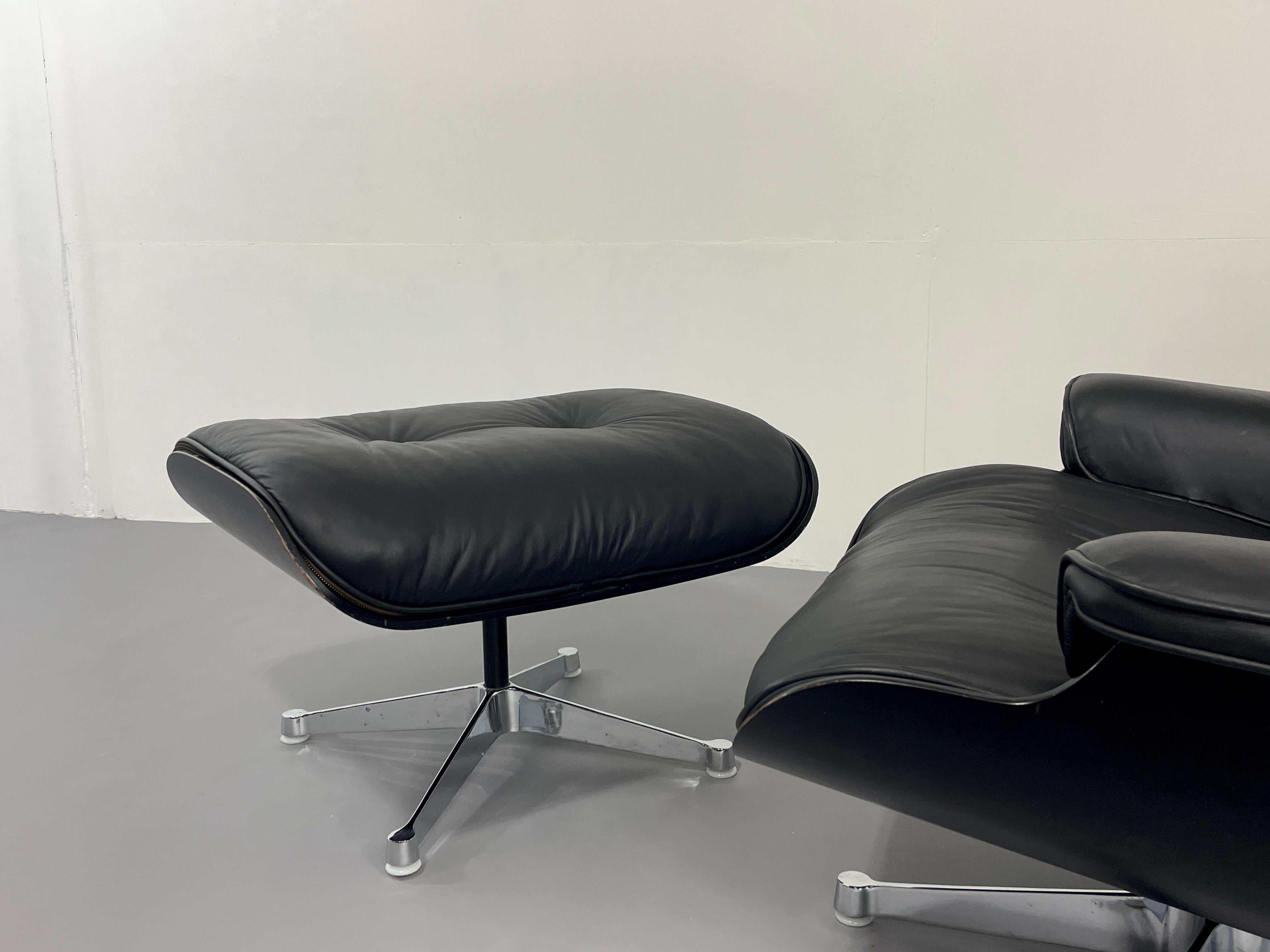 Chaise longue Herman Miller noire avec pouf, conçue par Eames  Bon état - En vente à Alsdorf, NW