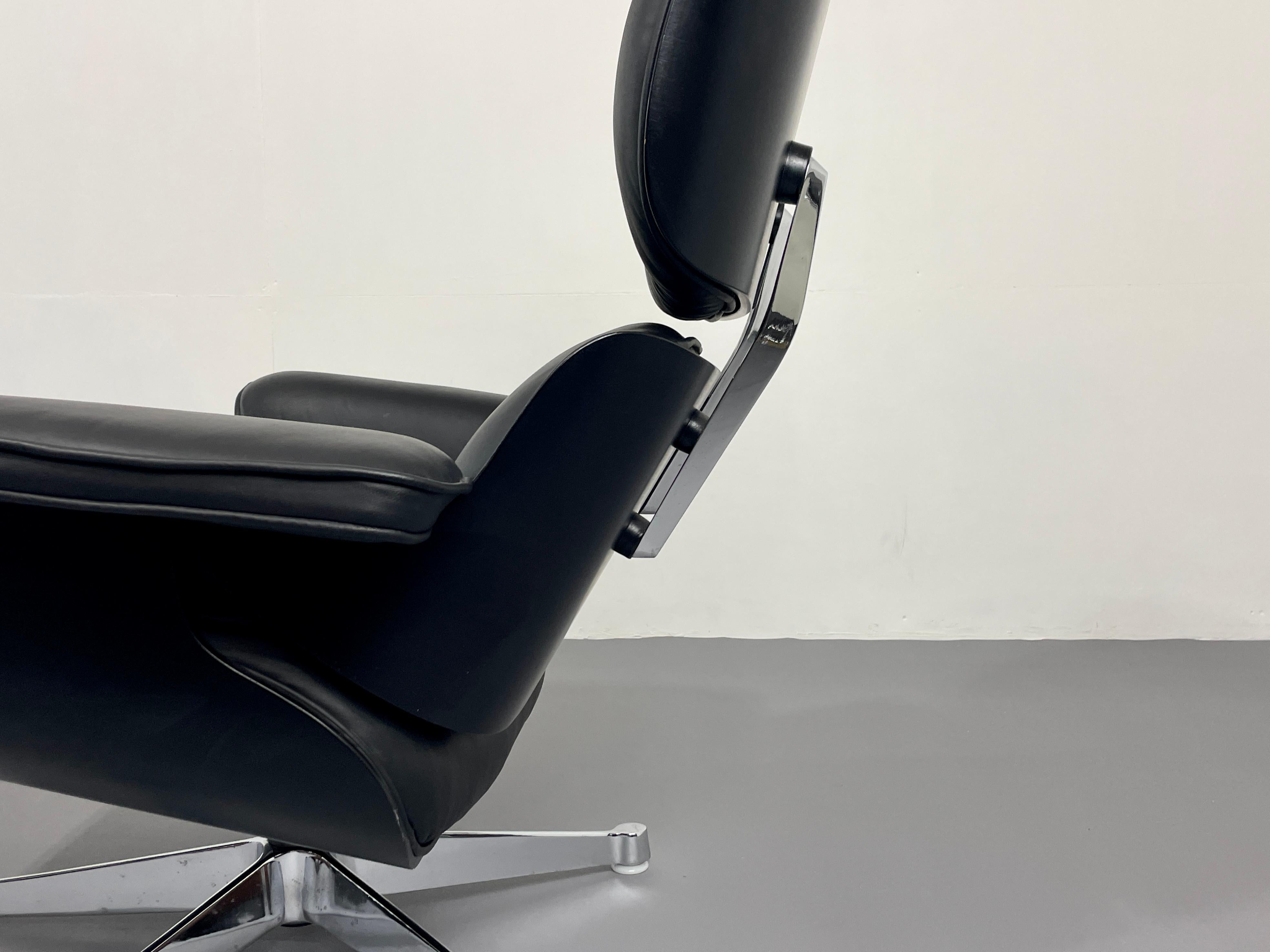 20ième siècle Chaise longue Herman Miller noire avec pouf, conçue par Eames  en vente