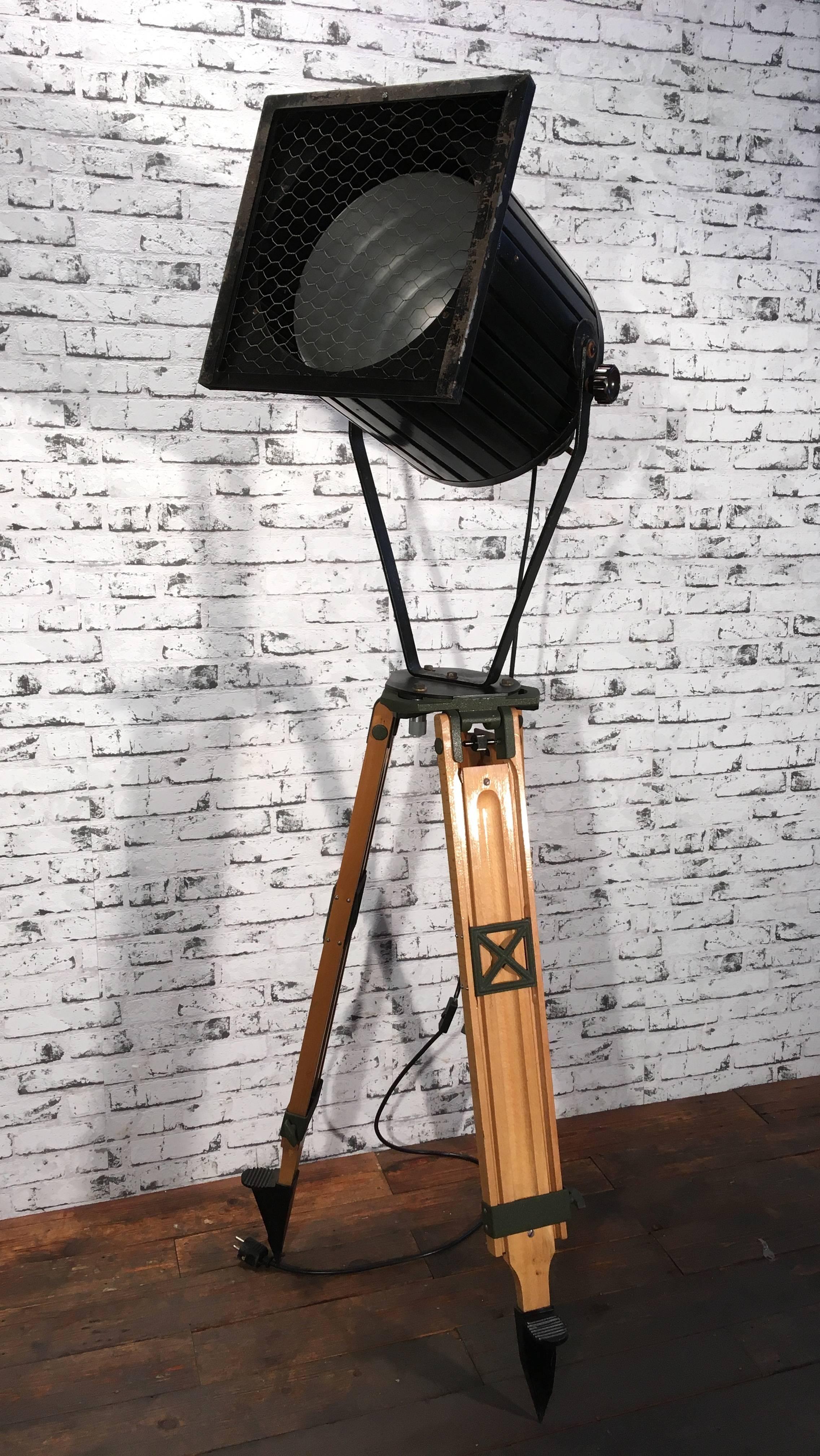 Industrial spotlight on wooden tripod. Adjustable height and angle. Black metal body. Grey grid. Min. total height: 170 cm. Max. total height: 220 cm. New porcelain socket E 27. New wire. Very good vintage condition.
Weight 20 kg.