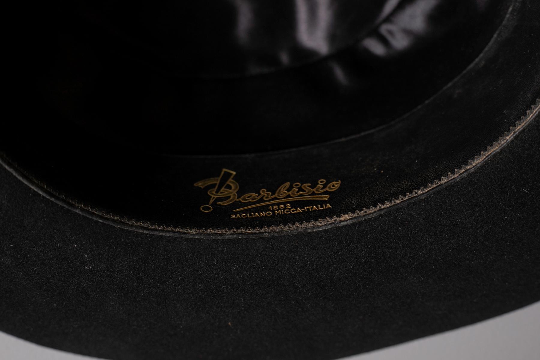 Elegant Vintage Women's Hat of the Italian manufacture Barbisio, 1950s. The hat has an original label inside the hat. Superior quality. The hat is lined with shaved hare felt, silk belt, satin lining. Size 57 numbered 5.
The hat is the perfect
