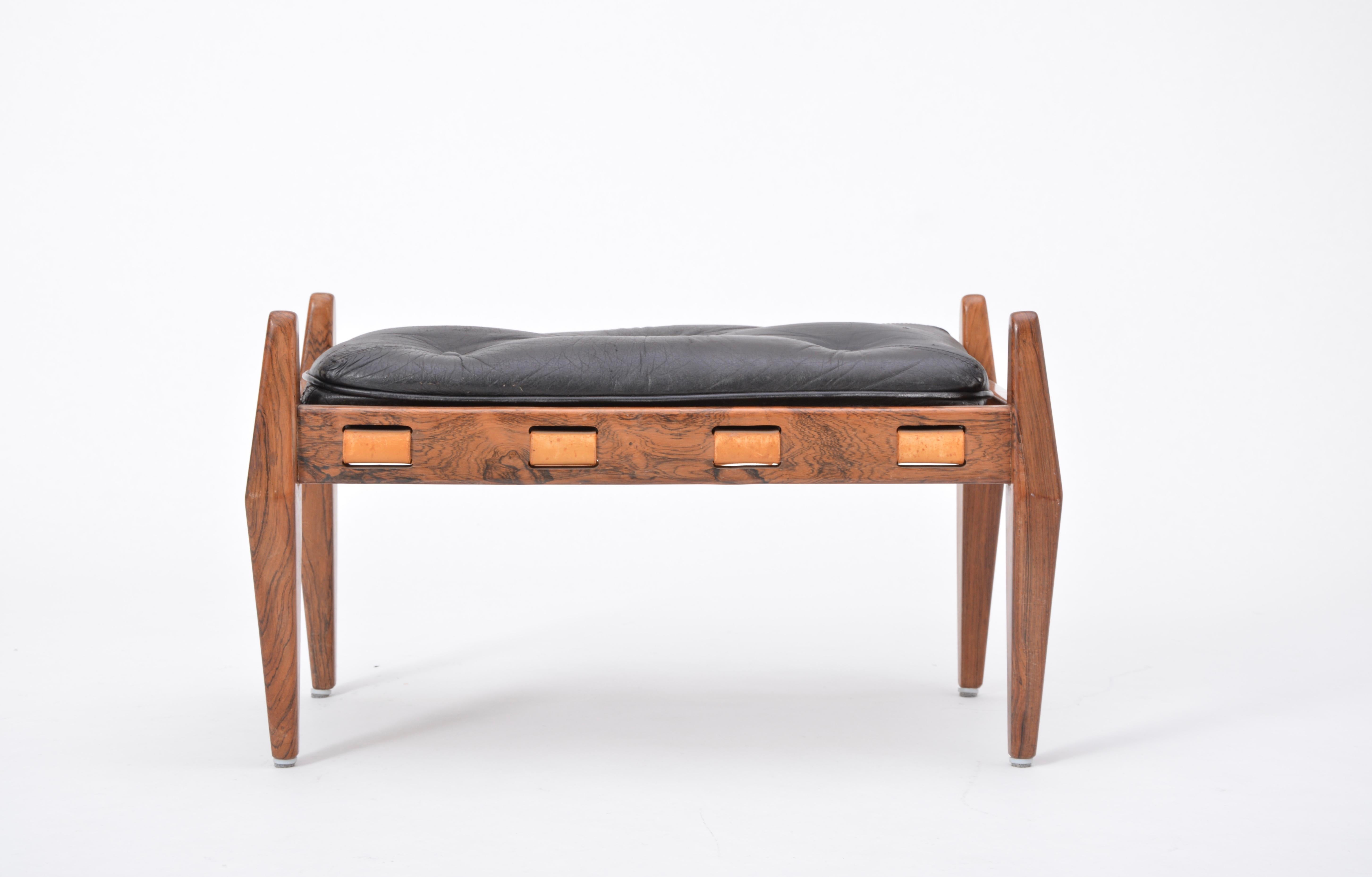 Black Mid-Century  Leather ottoman or foot stool, Attributed to Sergio Rodrigues

This ottoman or foot stool was designed and produced in the 1960s in Brazil. It is attributed to Sergio Rodrigues. The structure is made of beautiful dark wood. Four