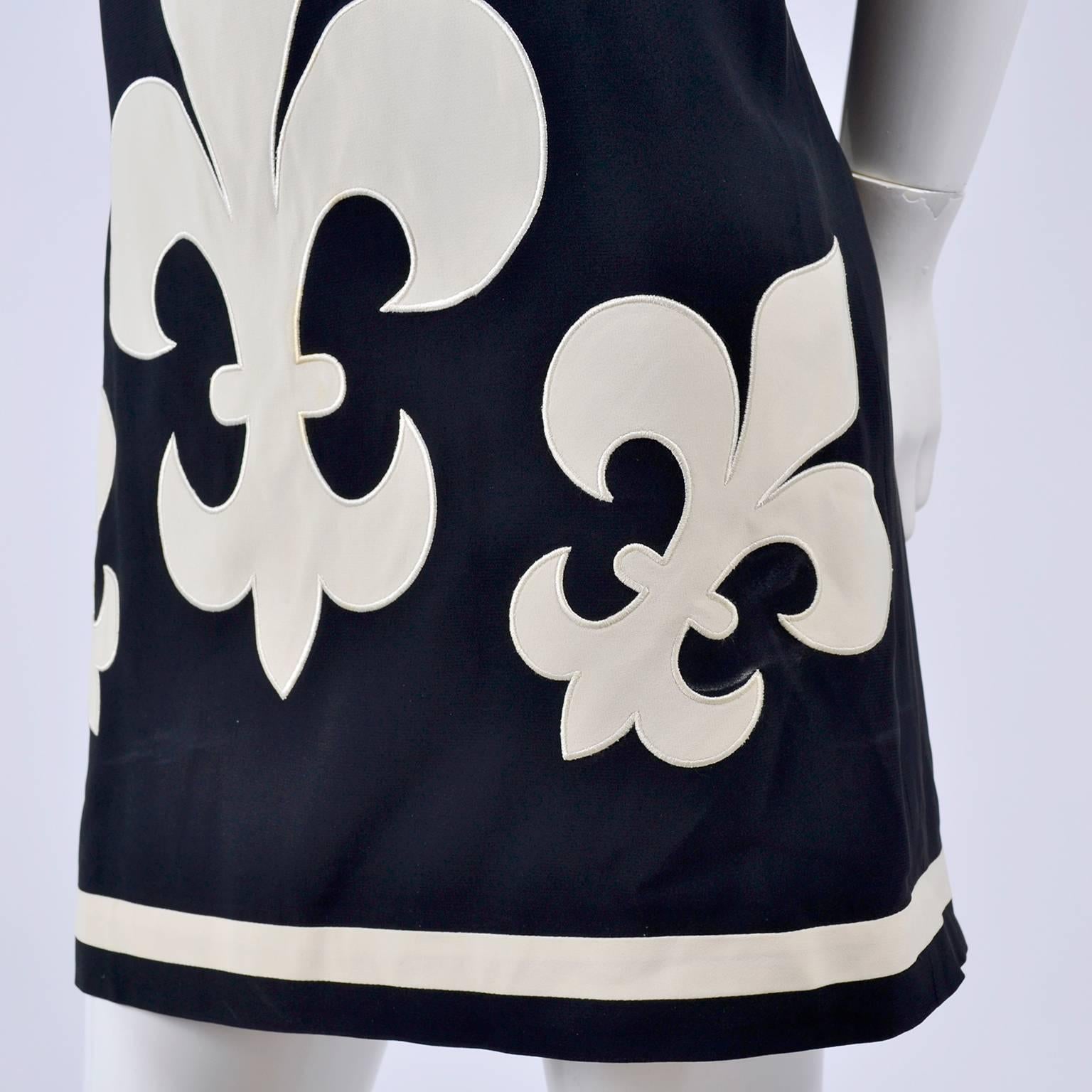 1989 Vintage Moschino Couture Cruise Me Baby Dress in Bold Fleur de Lis Print In Excellent Condition In Portland, OR