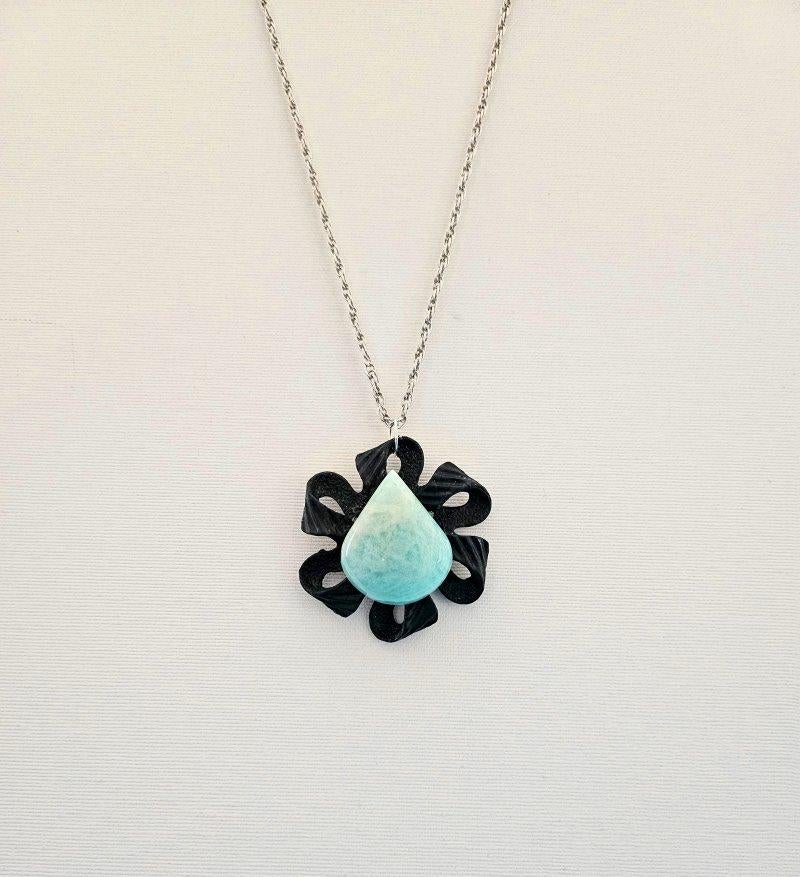 Brutalisme Collier à pendentifs vintage noir/médaillon/statut avec pierre semi-précieuse en vente