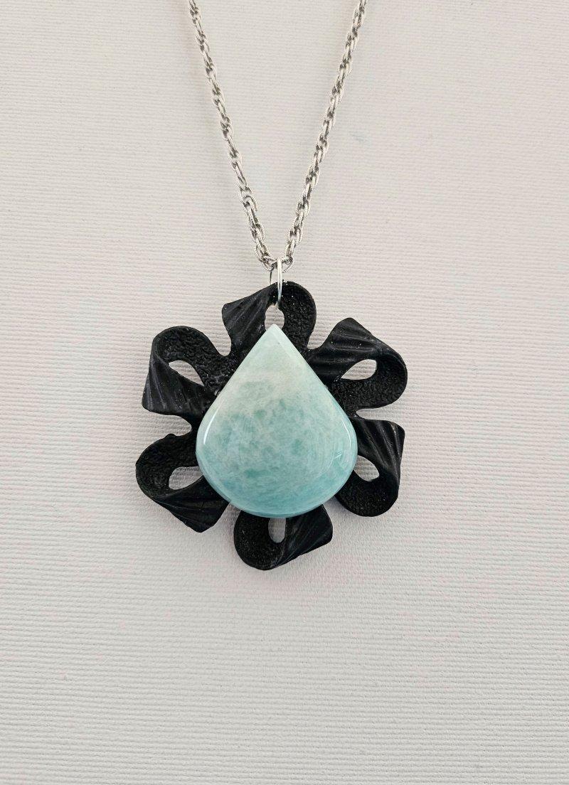 Autre Collier à pendentifs vintage noir/médaillon/statut avec pierre semi-précieuse en vente
