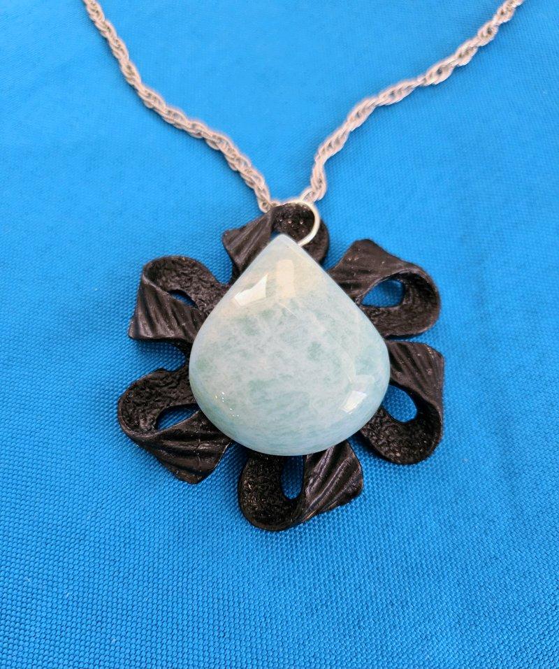 Collier à pendentifs vintage noir/médaillon/statut avec pierre semi-précieuse Bon état - En vente à Warrenton, OR