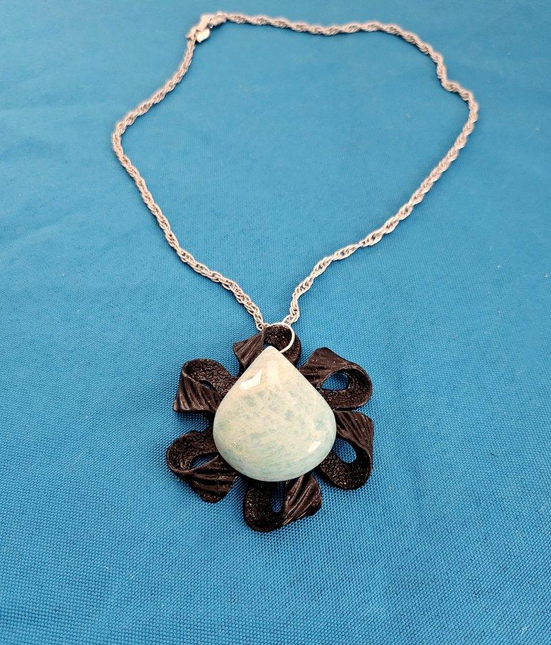 20ième siècle Collier à pendentifs vintage noir/médaillon/statut avec pierre semi-précieuse en vente