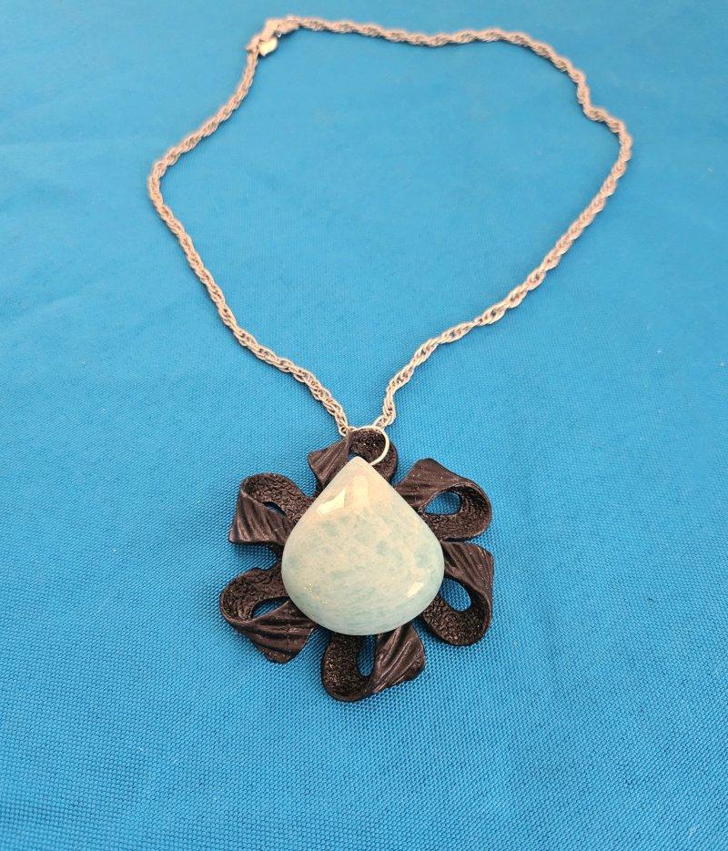 Métal Collier à pendentifs vintage noir/médaillon/statut avec pierre semi-précieuse en vente