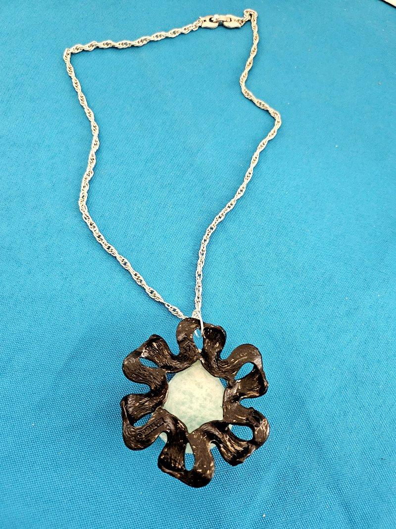 Collier à pendentifs vintage noir/médaillon/statut avec pierre semi-précieuse en vente 1