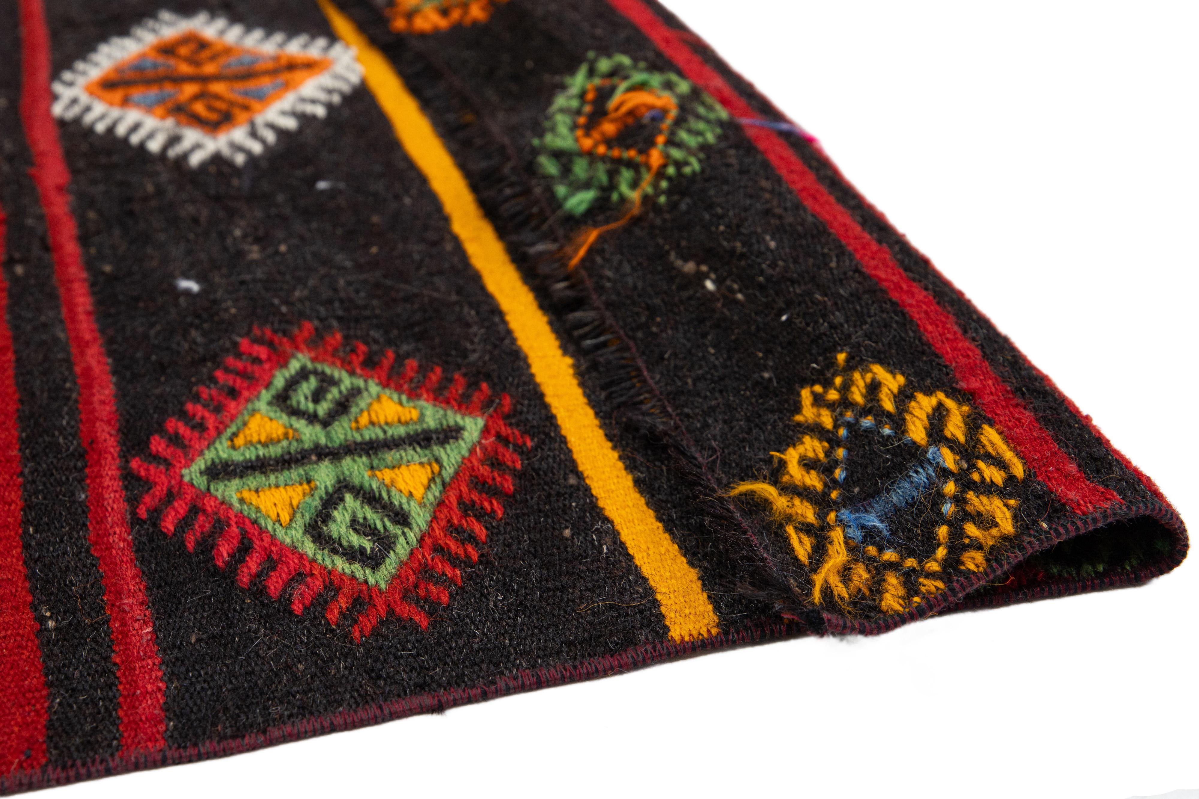 Turc Rug & Kilim noir vintage en laine avec designs géométriques en vente