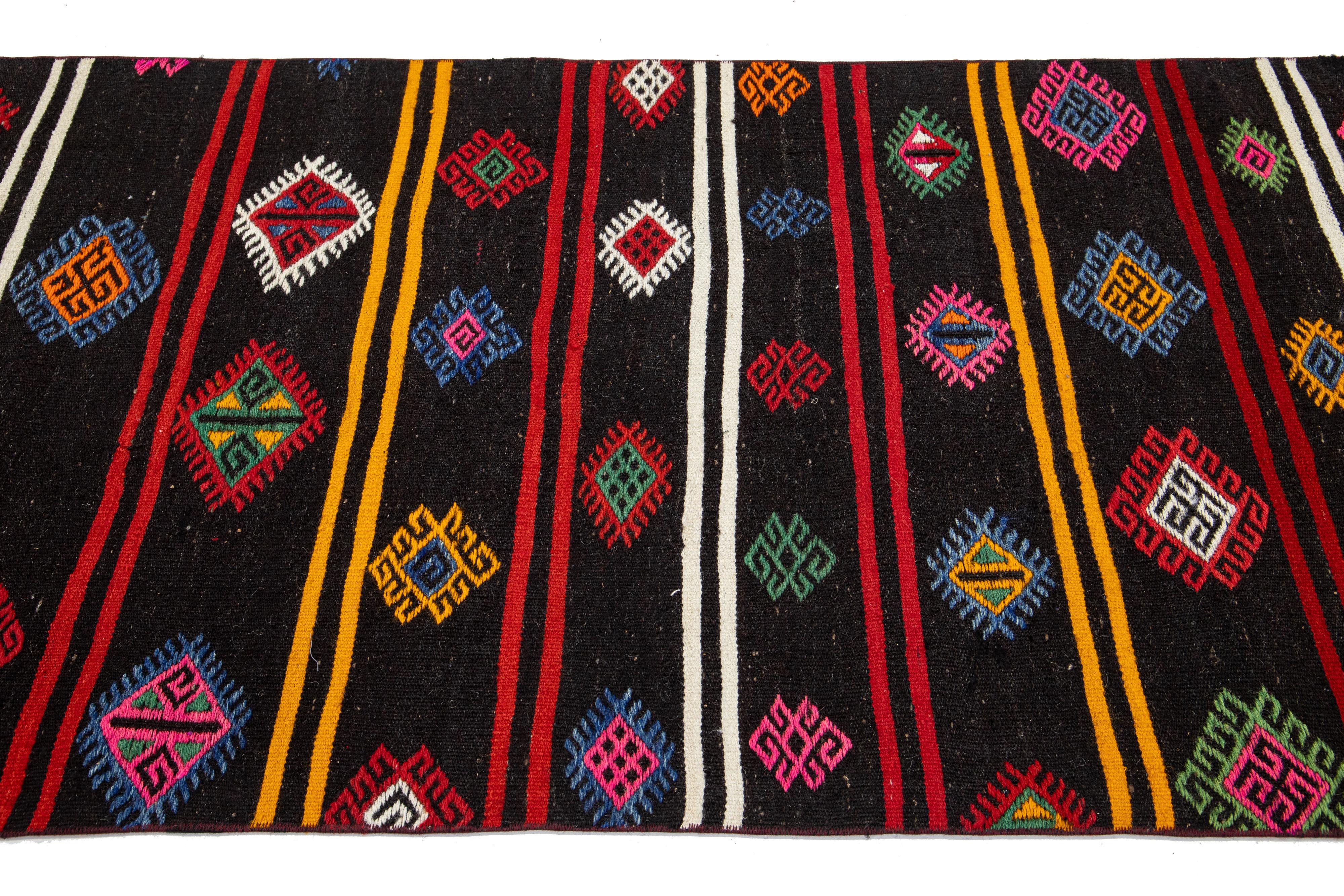 20ième siècle Rug & Kilim noir vintage en laine avec designs géométriques en vente