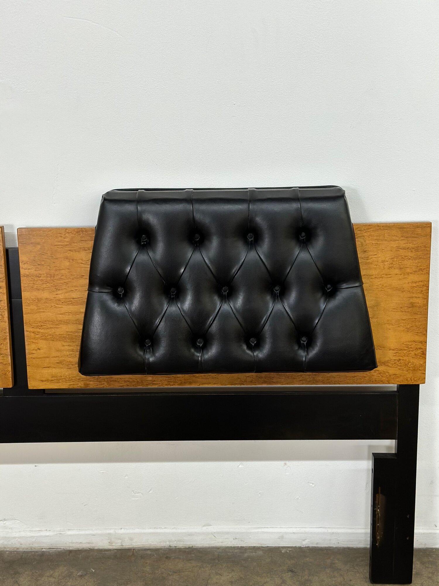 W80.5 H42 D4

Headboard in black vinyl  , a black ebony base and nice subtle burlwood. Item is In excellent vintage condition with no major areas of wear. Listing is for the headboard alone and does not include platform.