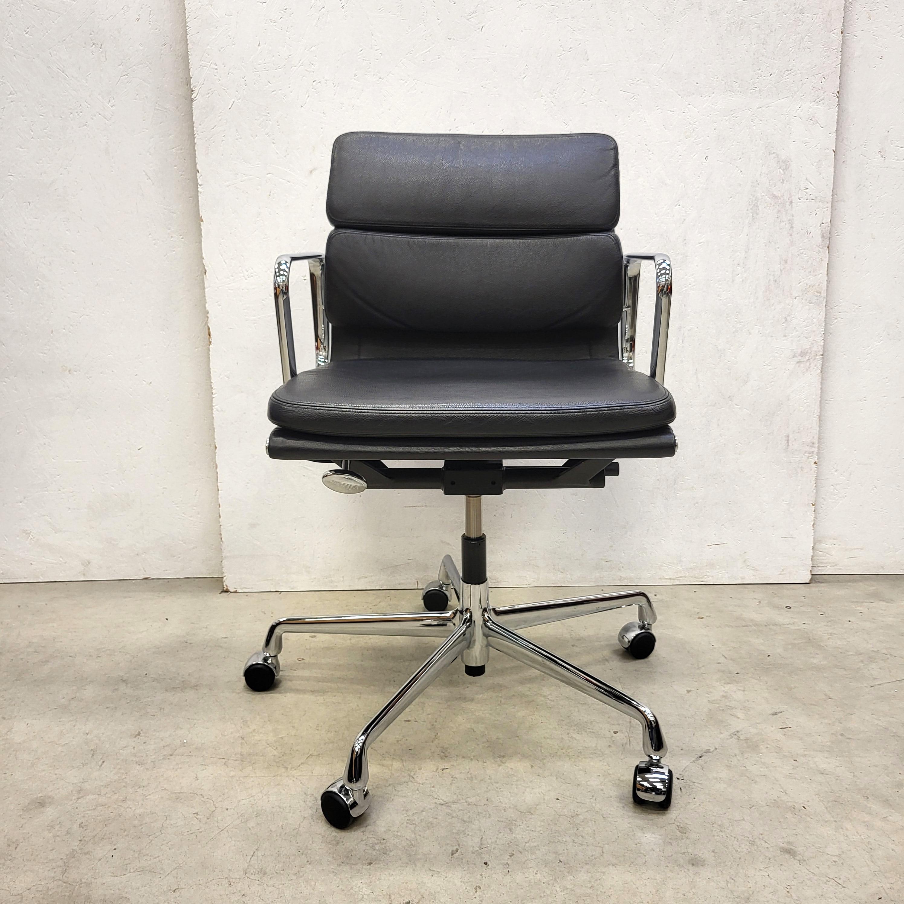Very nice soft pad office chair model EA217 produced by Vitra. 
The chair features a chromed aluminium frame and was made in 2014.

The chair is height adjustable and has a tilt mechanism.

It has a wonderful black leather upholstery and the back is