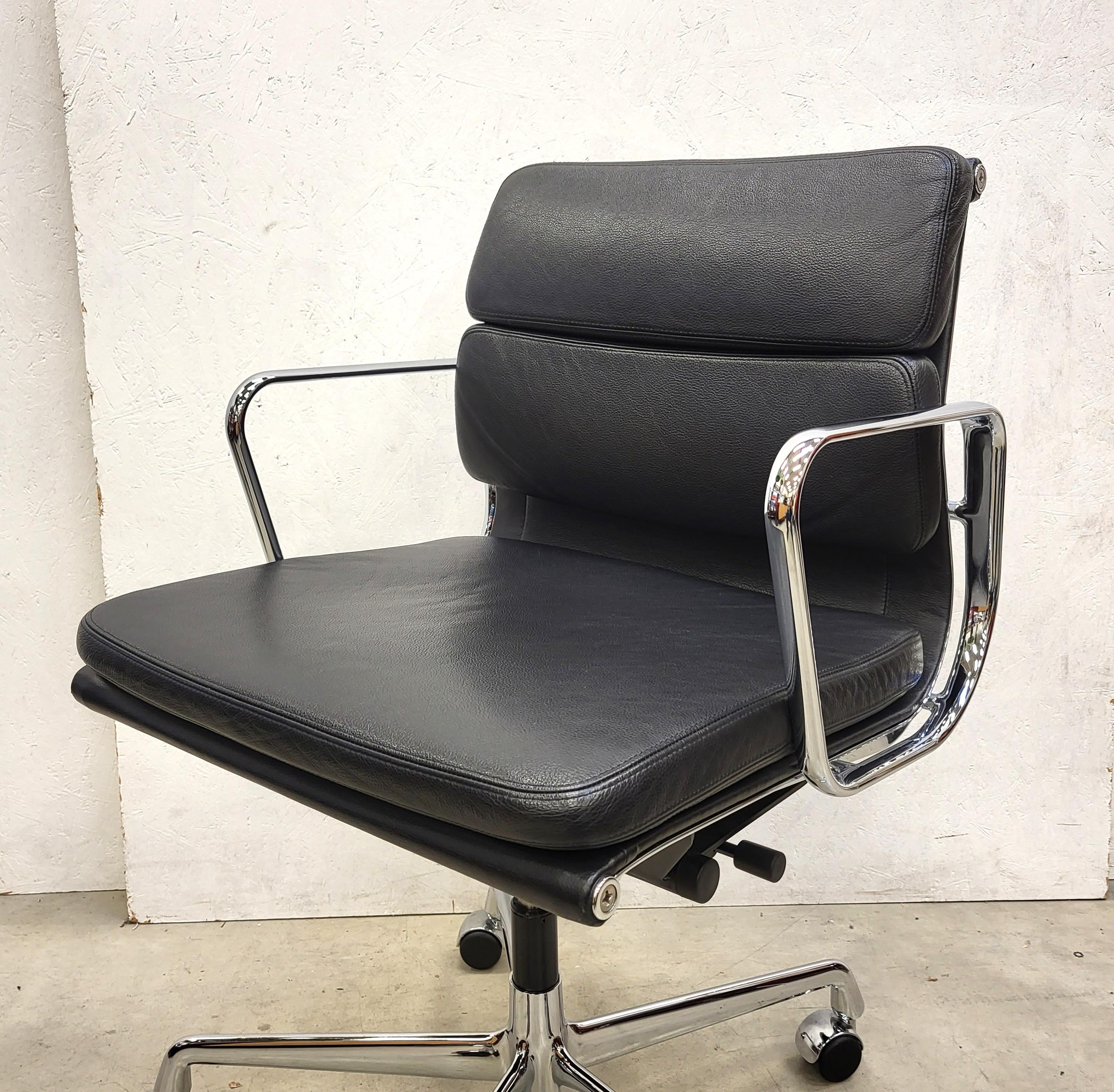 Black Vitra EA217 Soft Pad Office Chair by Charles Eames, 2014 Model In Good Condition In Aachen, NW