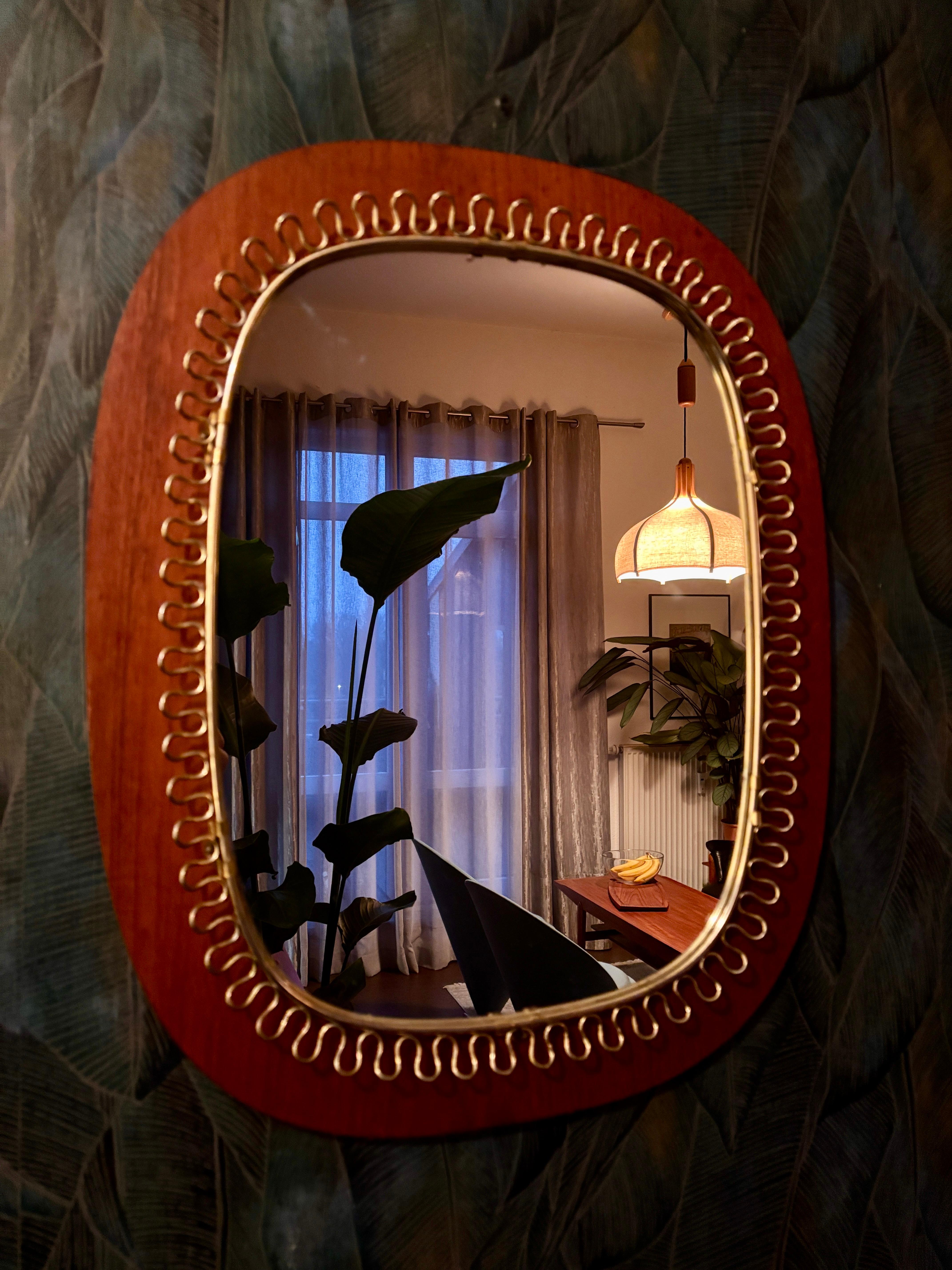 Un miroir délicat avec un fin cadre en laiton en forme de boucle.
Un classique absolu du design dans une version très rare sur une planche en teck ( !) des années 1950. Le miroir en laiton a été conçu par le designer autrichien Josef Franks pour la