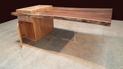Charakteristischer Schreibtisch aus schwarzem Nussbaumholz mit Herz Wachstumsnadelschrank