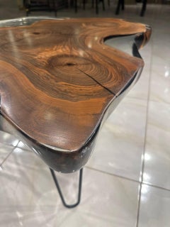 Table basse en noyer noir et résine époxy transparente sur mesure