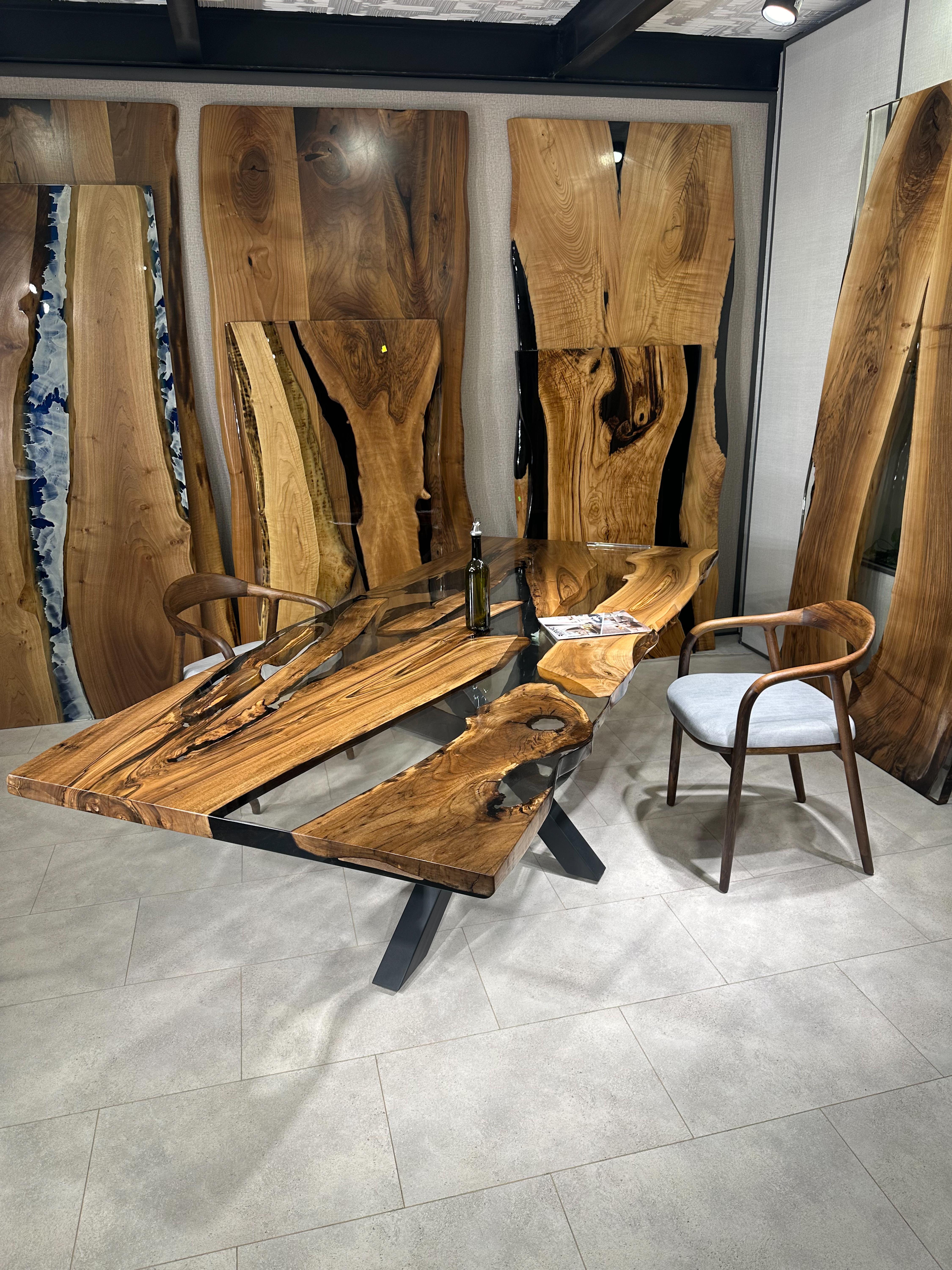 Mesa de comedor de resina epoxi de nogal negro - Mesa de madera a medida de canto vivo Cepillado en venta