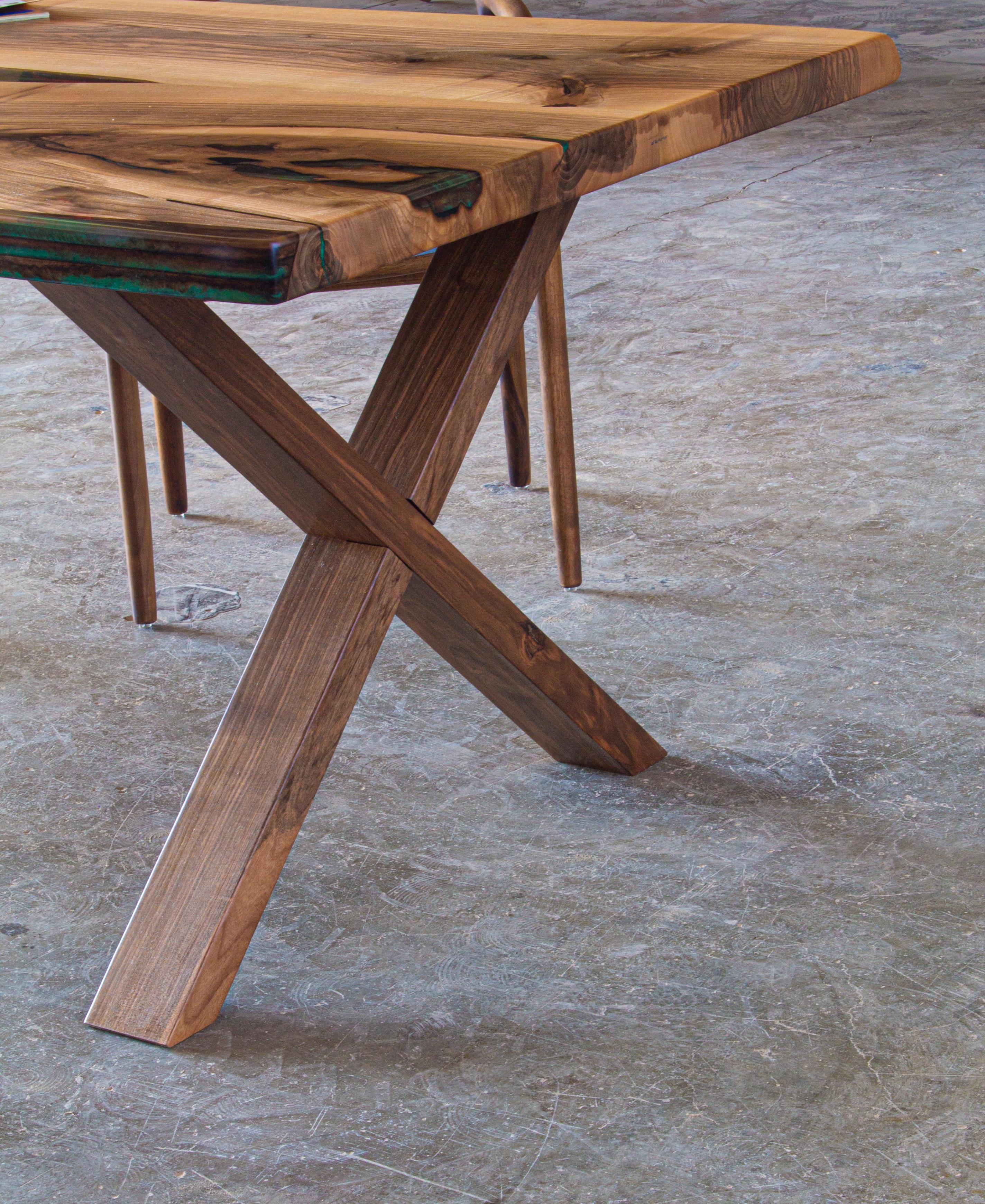 Brossé Table en résine époxy noyer noir - Epoxy pour table de rivière - Table de salle à manger en bois en vente