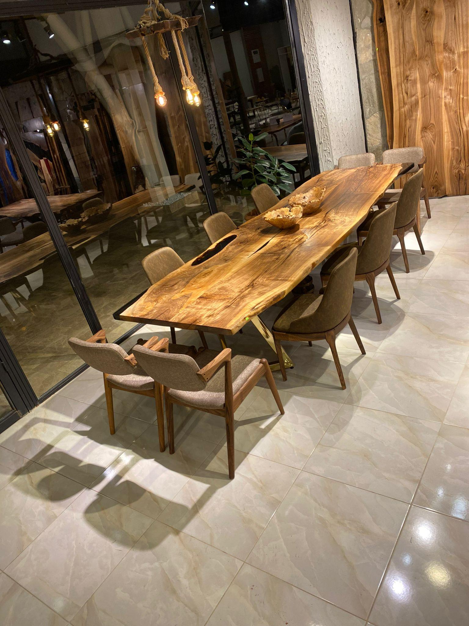 Nussbaum Live Edge Clear Epoxy Resin Küche & Esstisch 

Dieser Tisch ist aus 500 Jahre altem Walnussholz gefertigt. Die Maserung und die Struktur des Holzes beschreiben, wie ein natürliches Walnussholz aussieht.
Er kann als Esstisch oder als