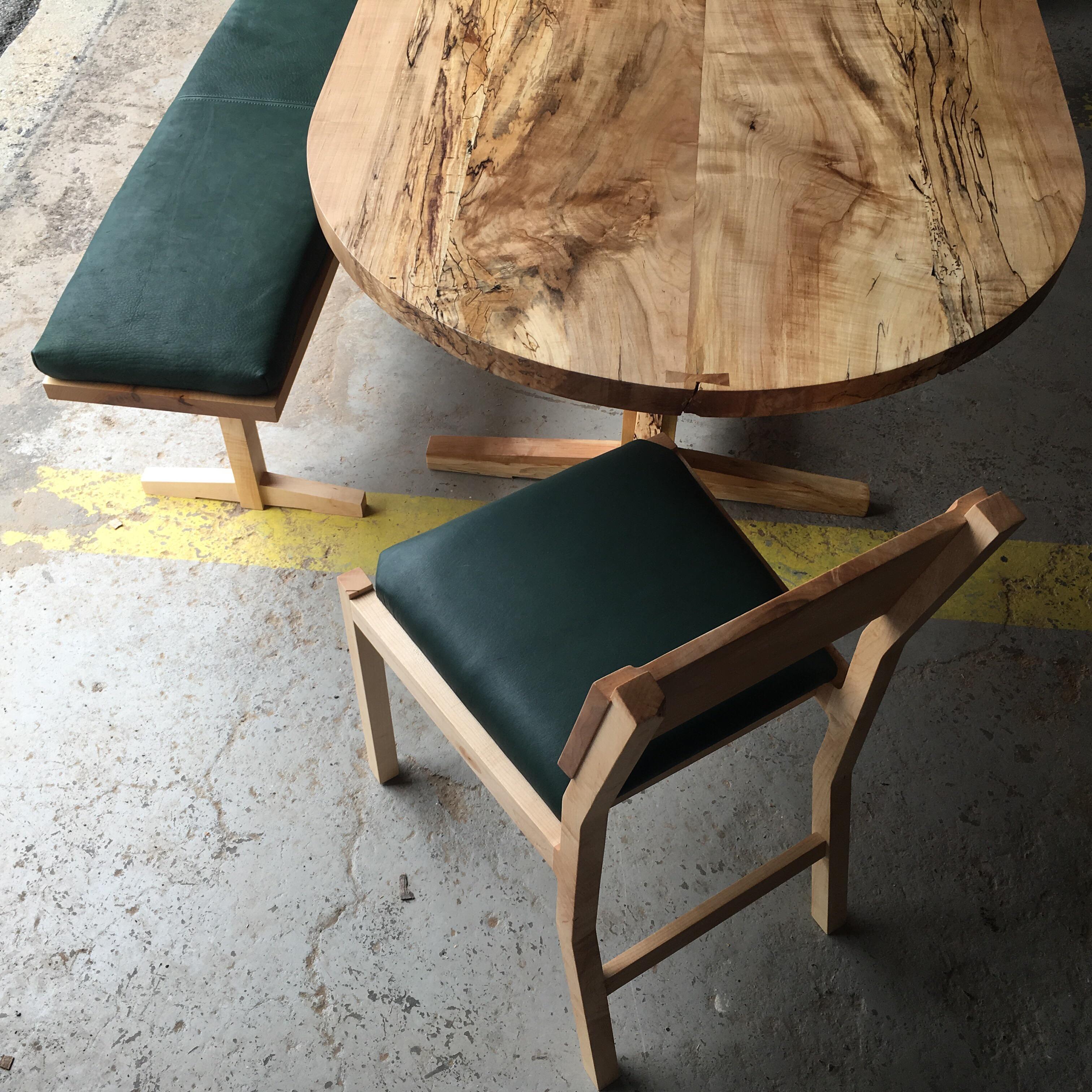 Chaise de salle à manger en bois de noyer noir Hewitt de New York Heartwoods en vente 1
