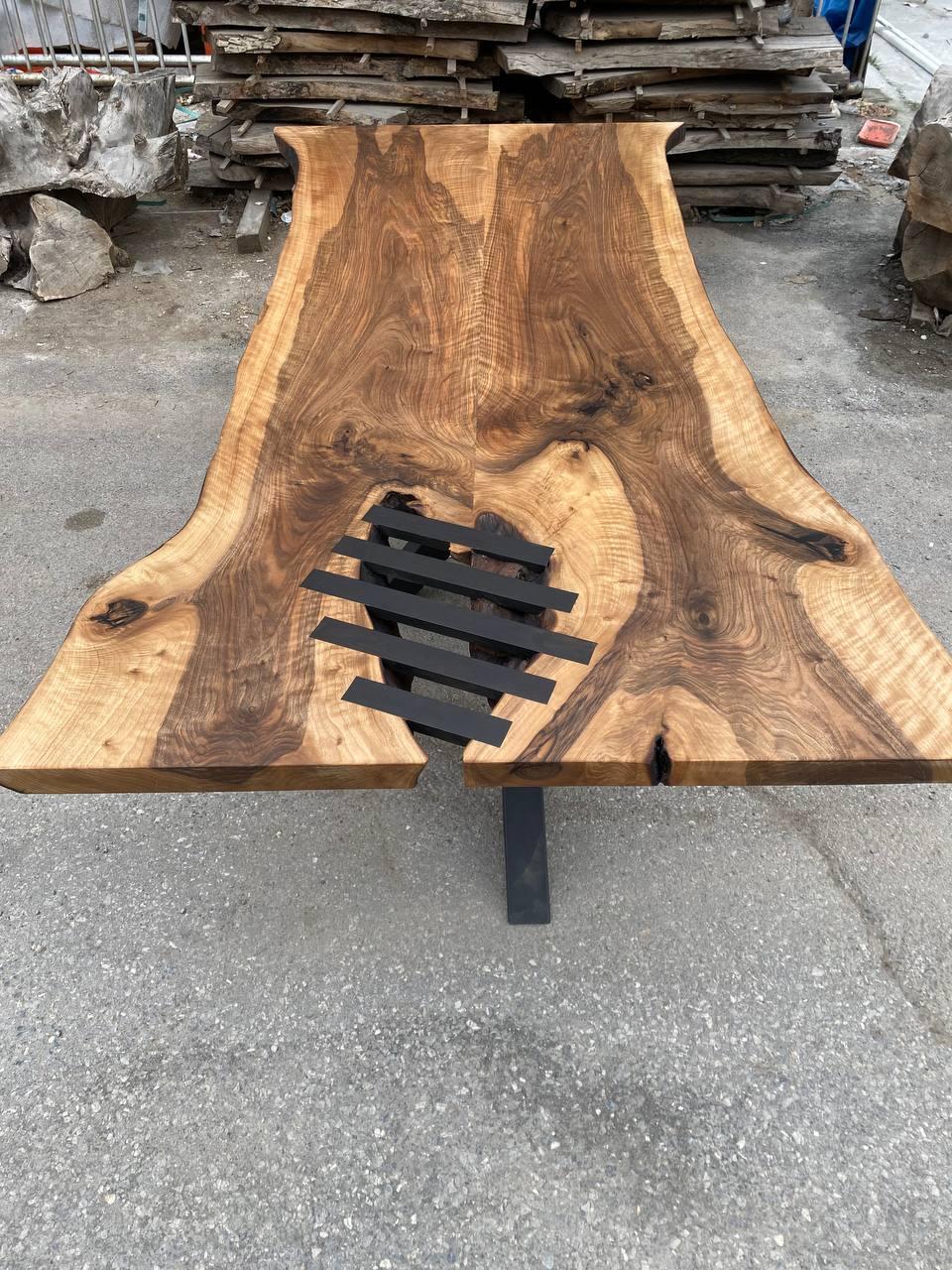 Table de cuisine en noyer sur mesure 

Cette table est fabriquée en bois de noyer. Les veines et la texture du bois décrivent l'aspect d'un bois de noyer naturel.
Elle peut être utilisée comme table de salle à manger ou comme table de conférence.