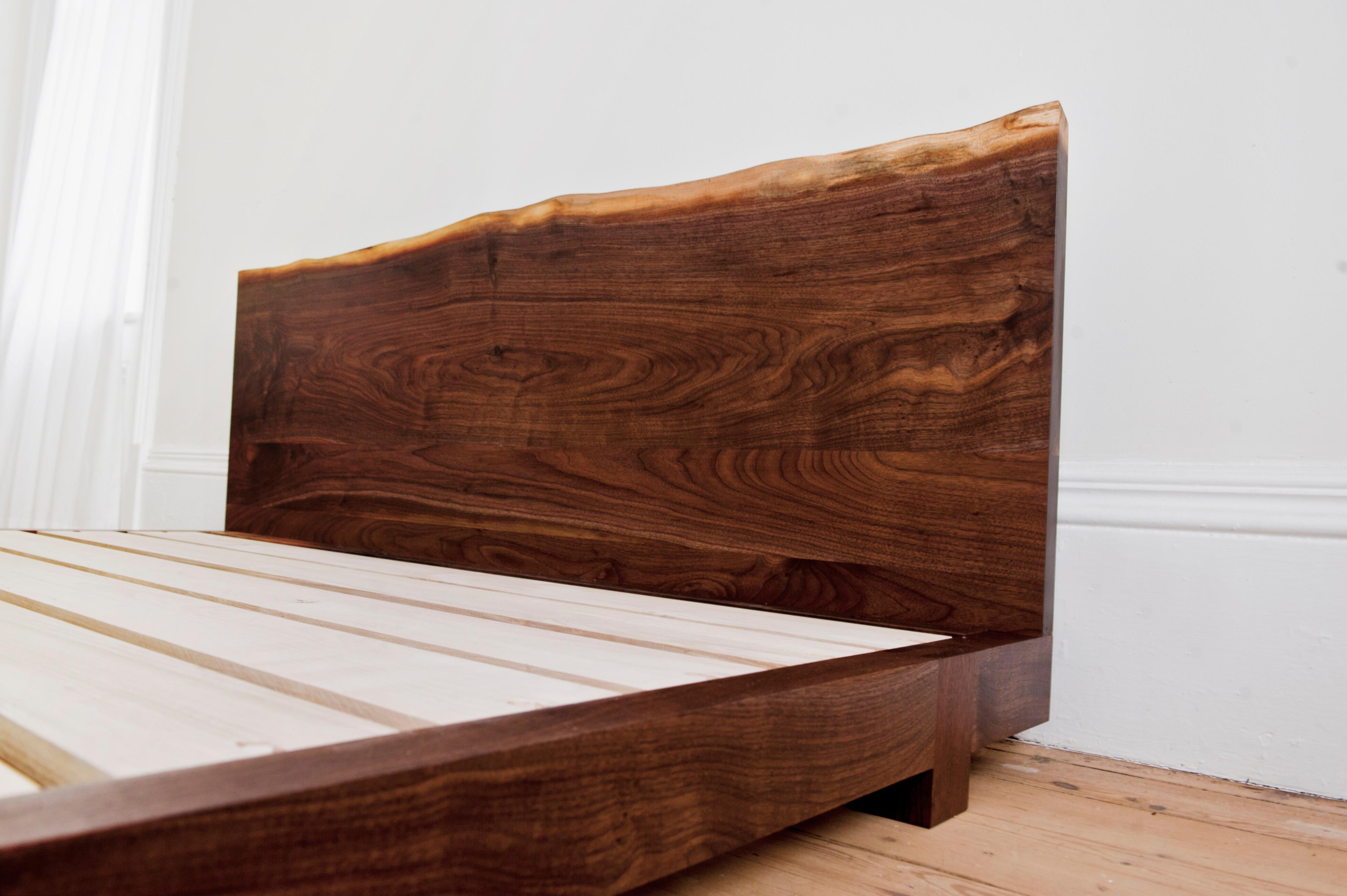 Perri-Bett aus schwarzem Nussbaumholz in Queen-Größe mit nachhaltigem, lebendigem Kopfteil aus Nussbaumholz (amerikanisch) im Angebot