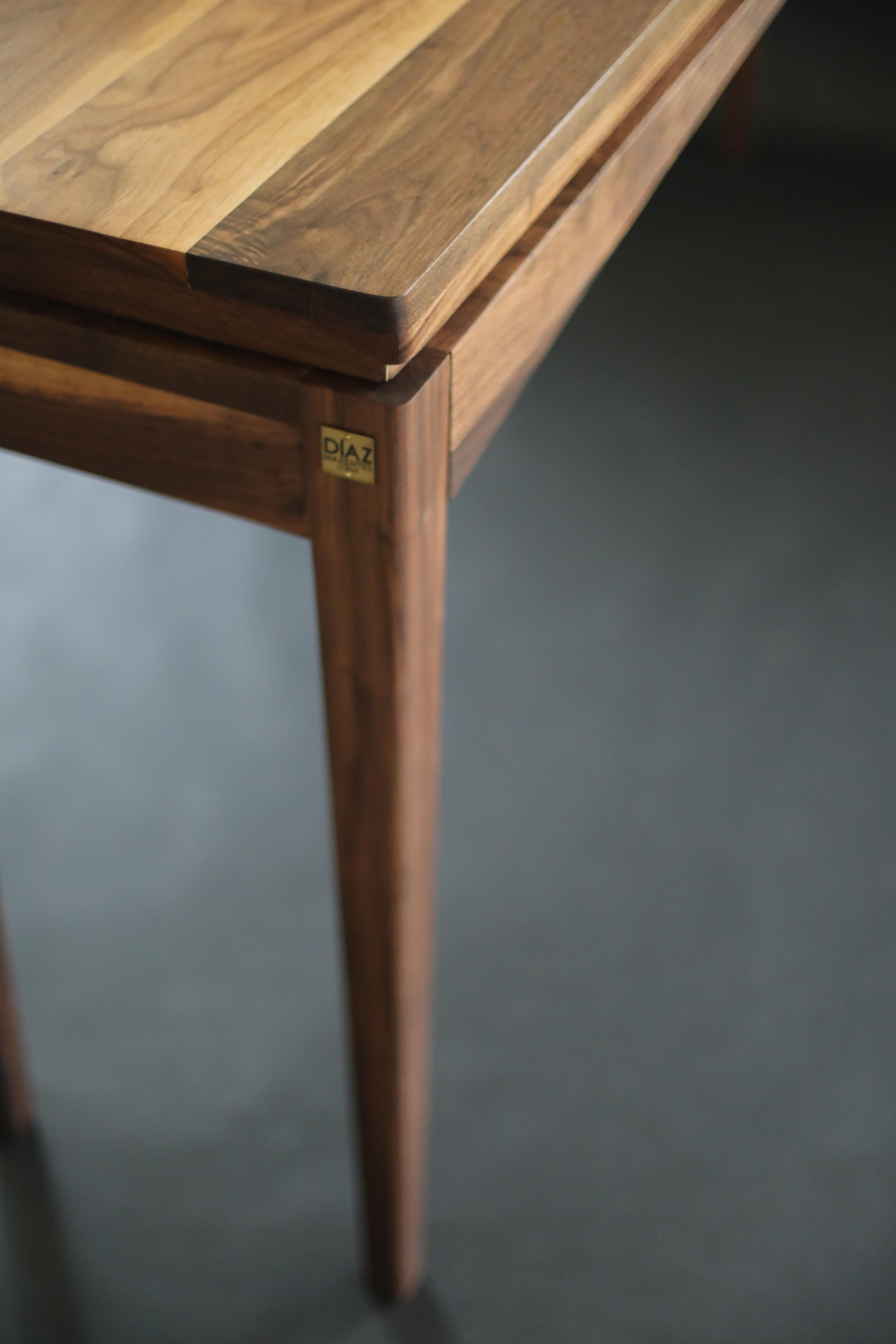 Black Walnut Mid-Century Console Table – Timeless Entryway Accent In New Condition For Sale In CAMBRE, ES