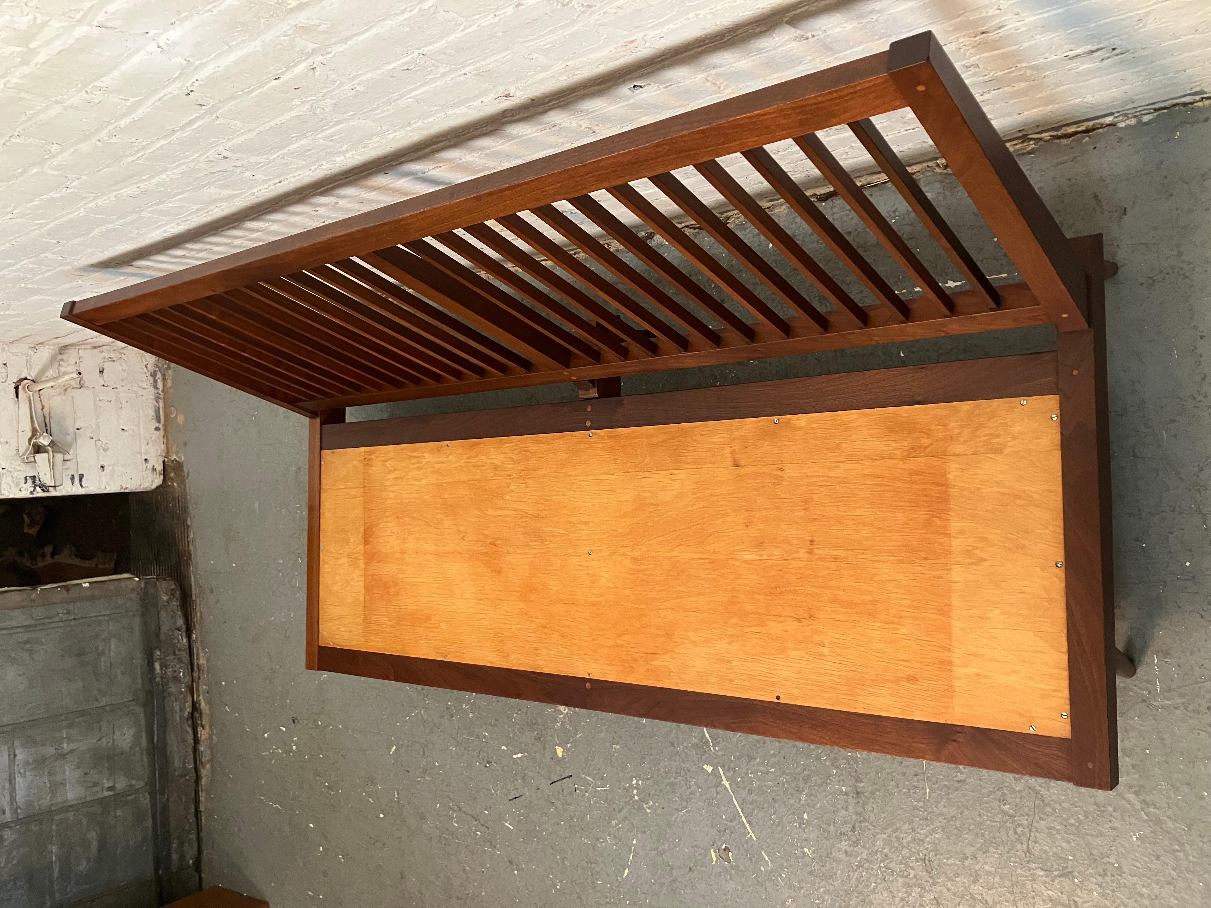Settee organique moderne du milieu du siècle dernier de George Nakashima en vente 2