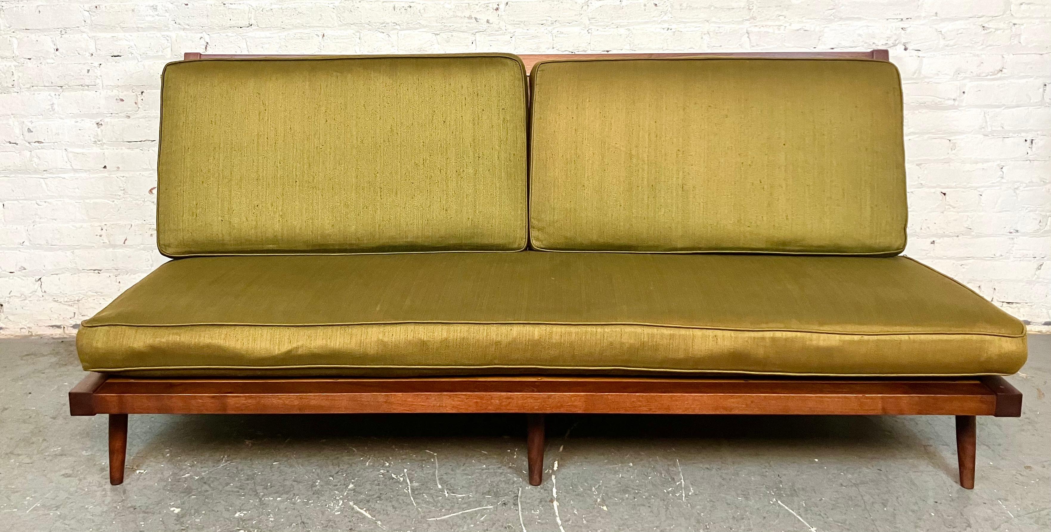 Ne manquez pas une occasion unique avec ce canapé authentique du milieu du siècle, fabriqué à la main par le pionnier de la modernité américaine, George Katsutoshi Nakashima (1905-1990). L'une des figures les plus importantes du design du XXe