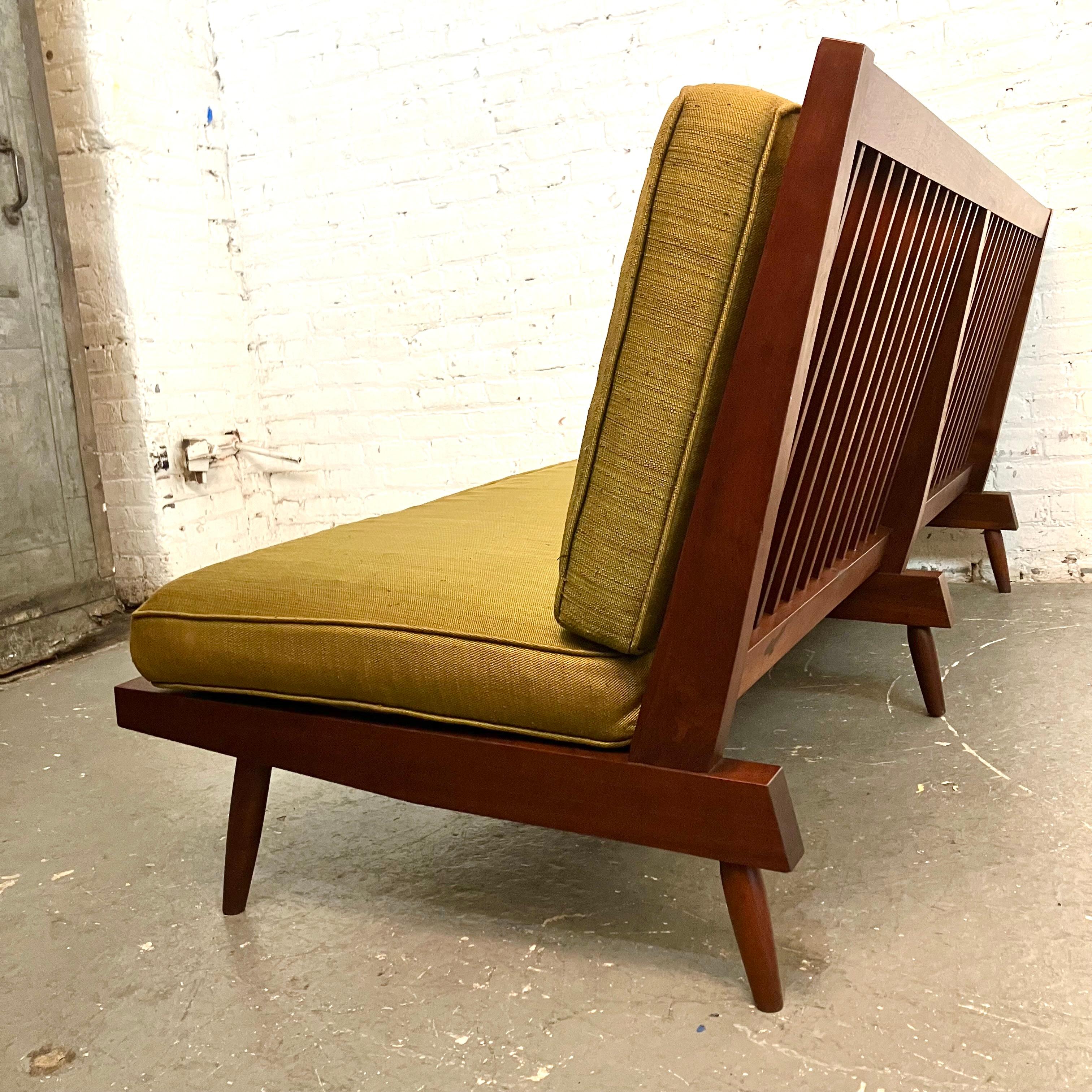 Sculpté Settee organique moderne du milieu du siècle dernier de George Nakashima en vente
