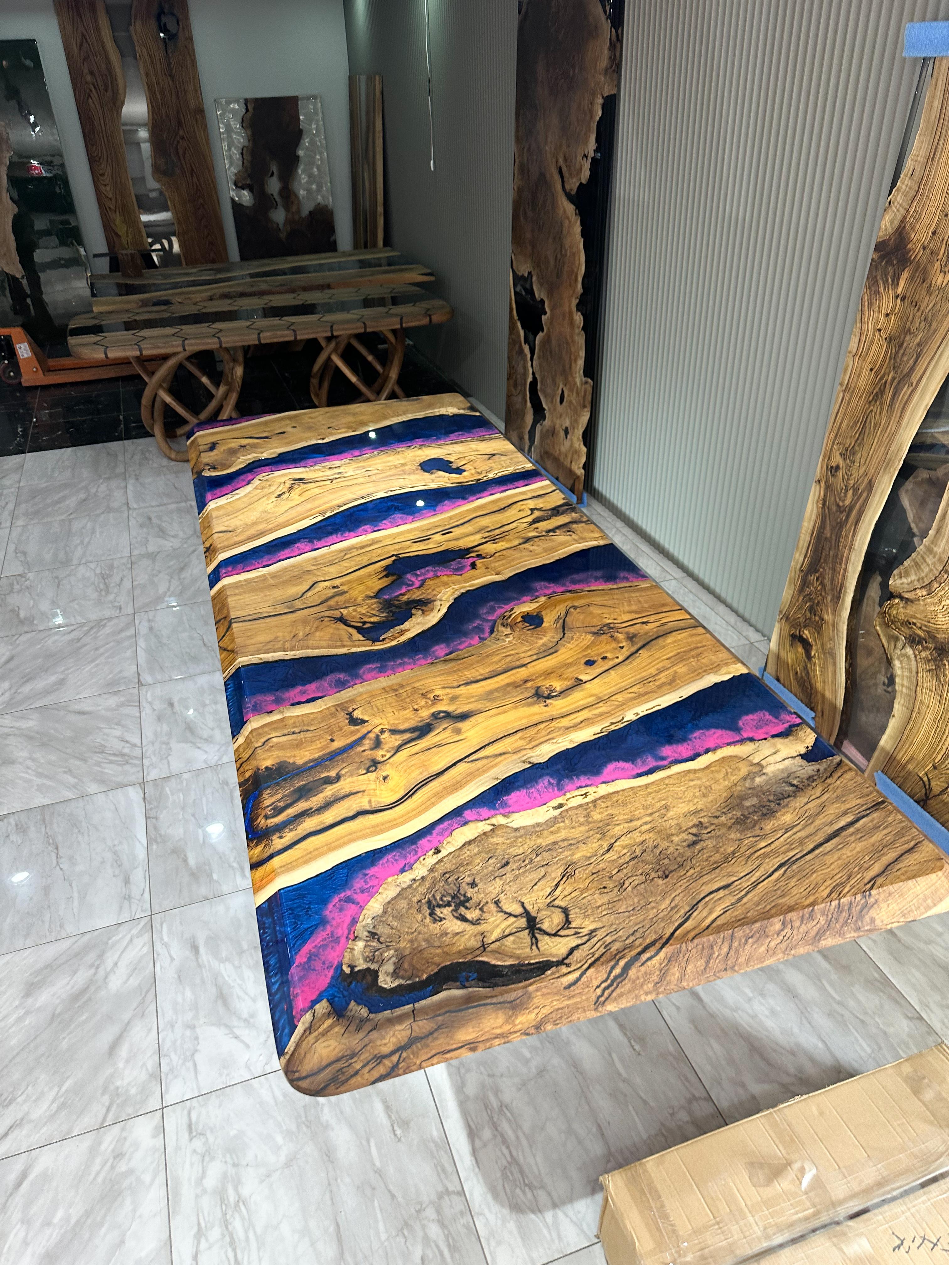 Noyer sur mesure  Table de salle à manger en résine époxy bleu / rose 

Cette table est fabriquée en bois de noyer. Les veines et la texture du bois décrivent l'aspect d'un bois de noyer naturel.
Elle peut être utilisée comme table de salle à manger
