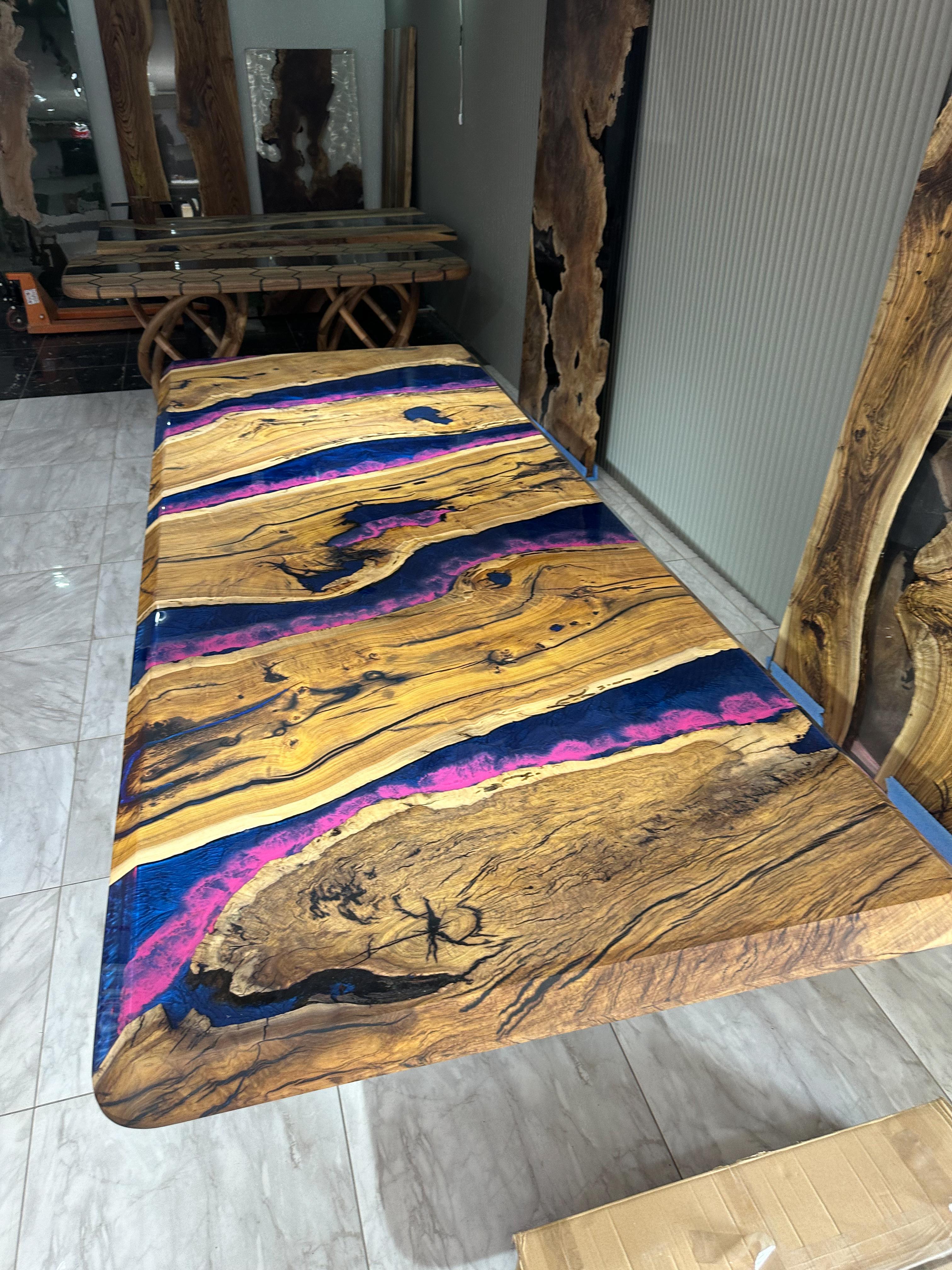 Turc Table de salle à manger en résine époxy noyer noir rose - Table de salle à manger en Blue Wood en vente