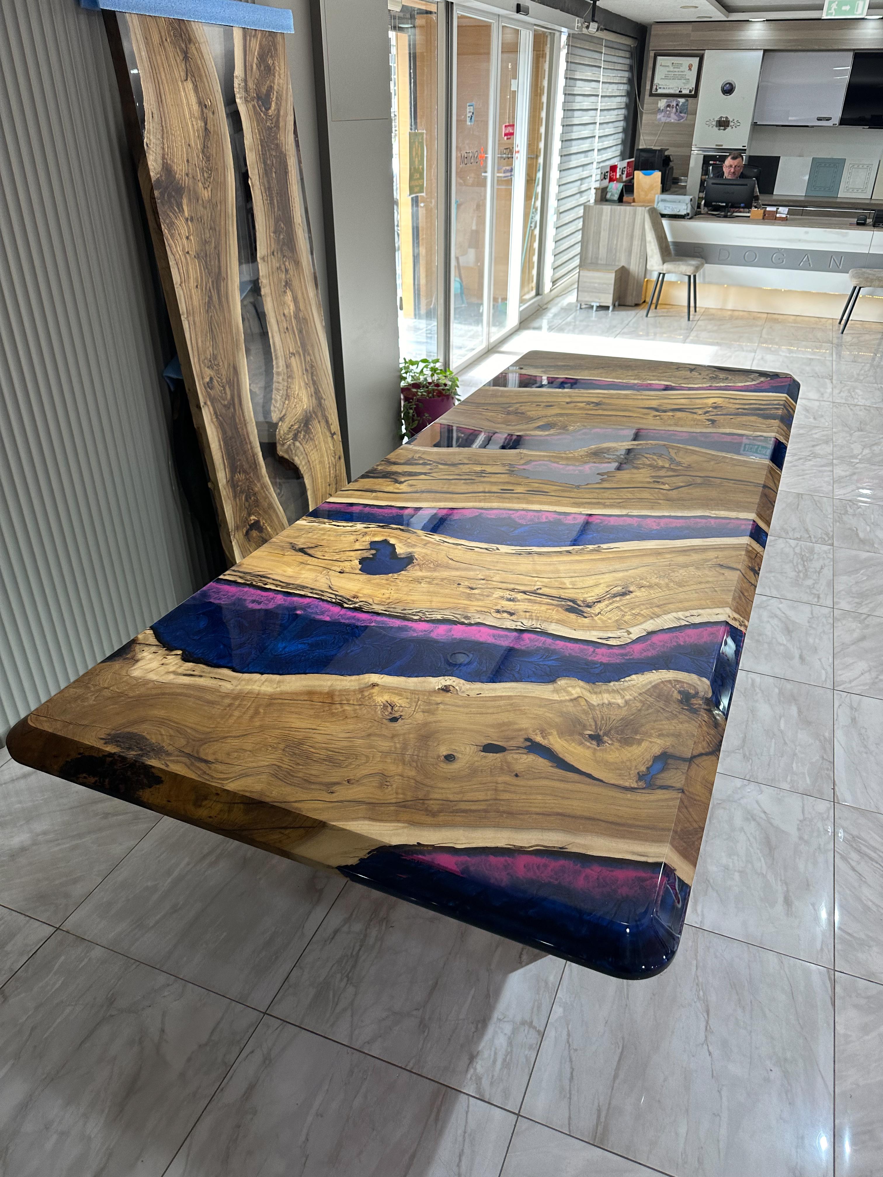 Brossé Table de salle à manger en résine époxy noyer noir rose - Table de salle à manger en Blue Wood en vente
