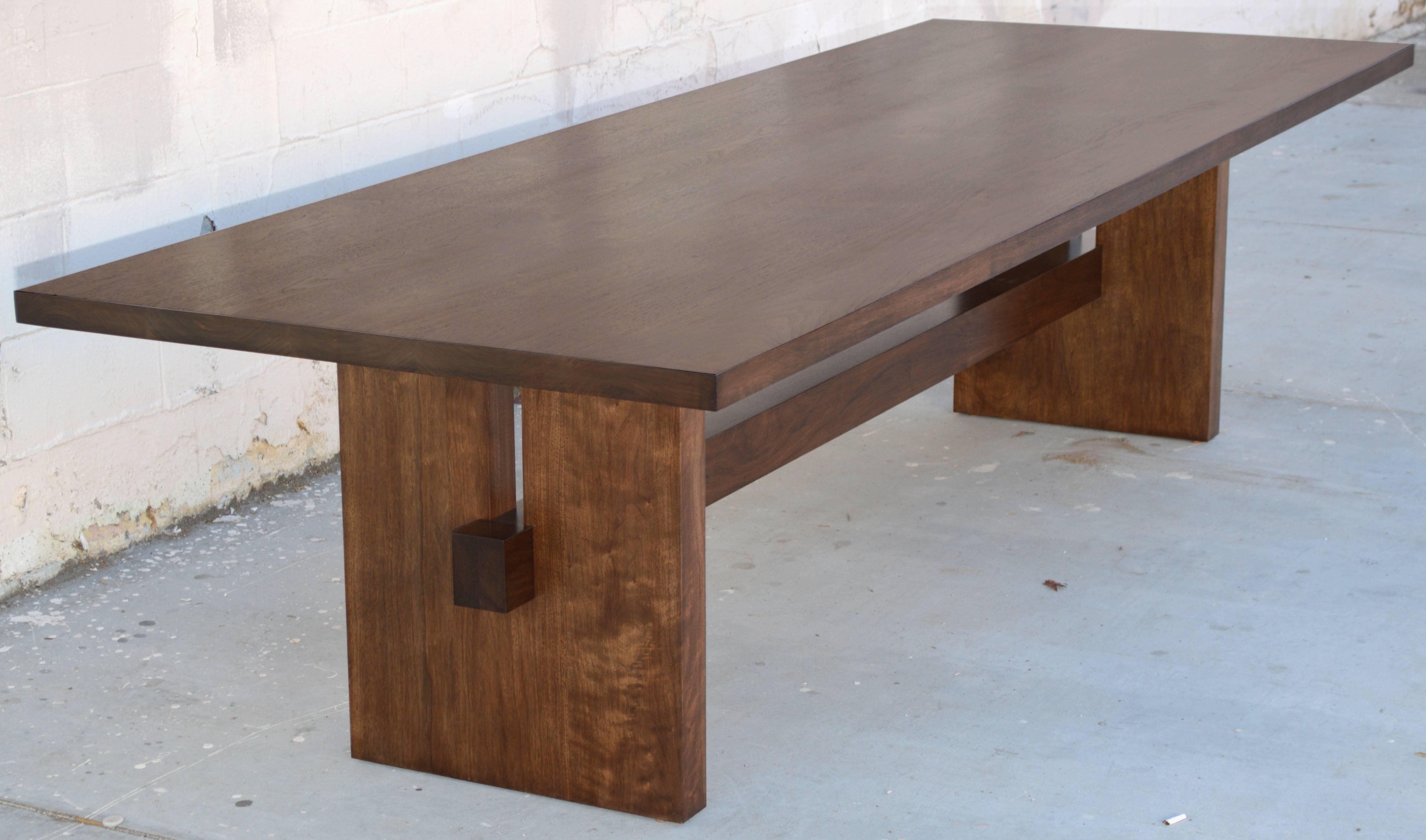 This walnut dining table is fully collapsible in four parts, no tools required. The top is 2