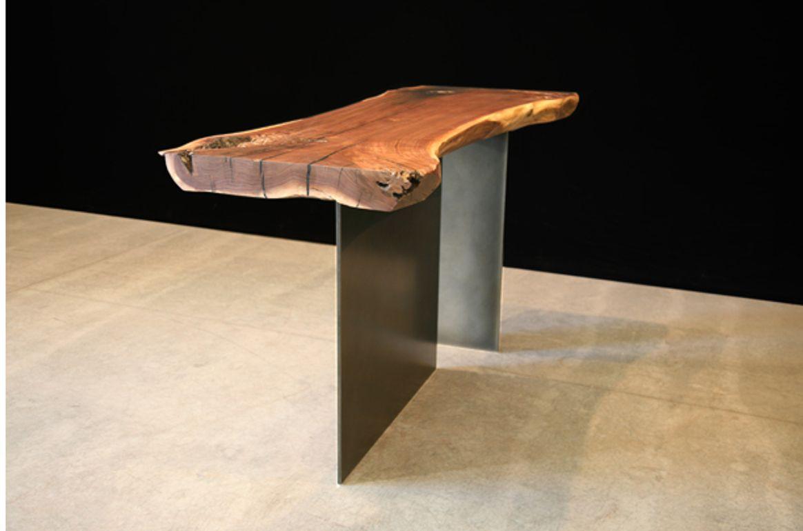 Table console en noyer noir avec pieds en patine bronze.