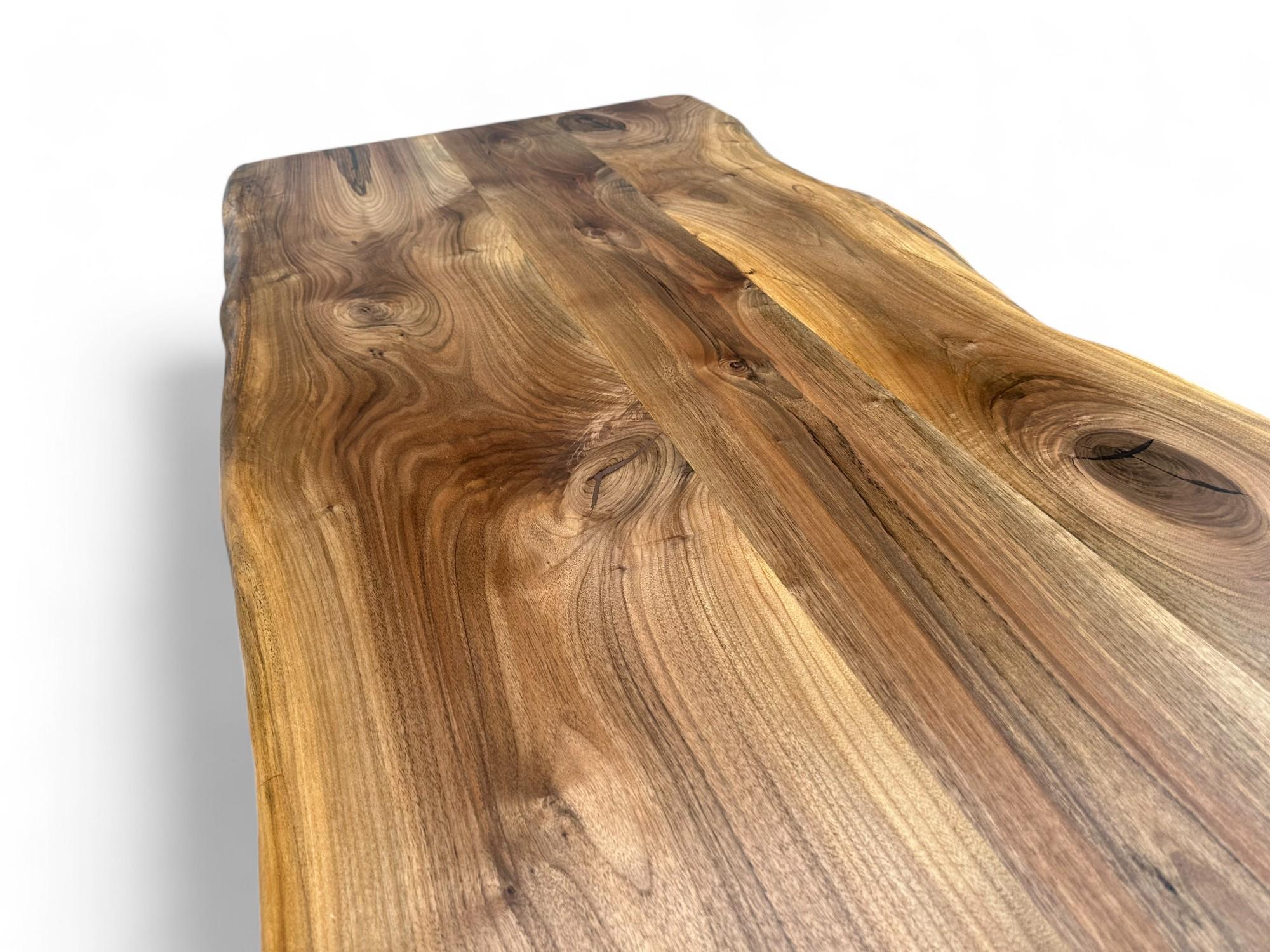 Küchentisch mit naturfarbener Kante – maßgefertigter Holztisch – Tisch mit naturfarbener Kante im Angebot 2