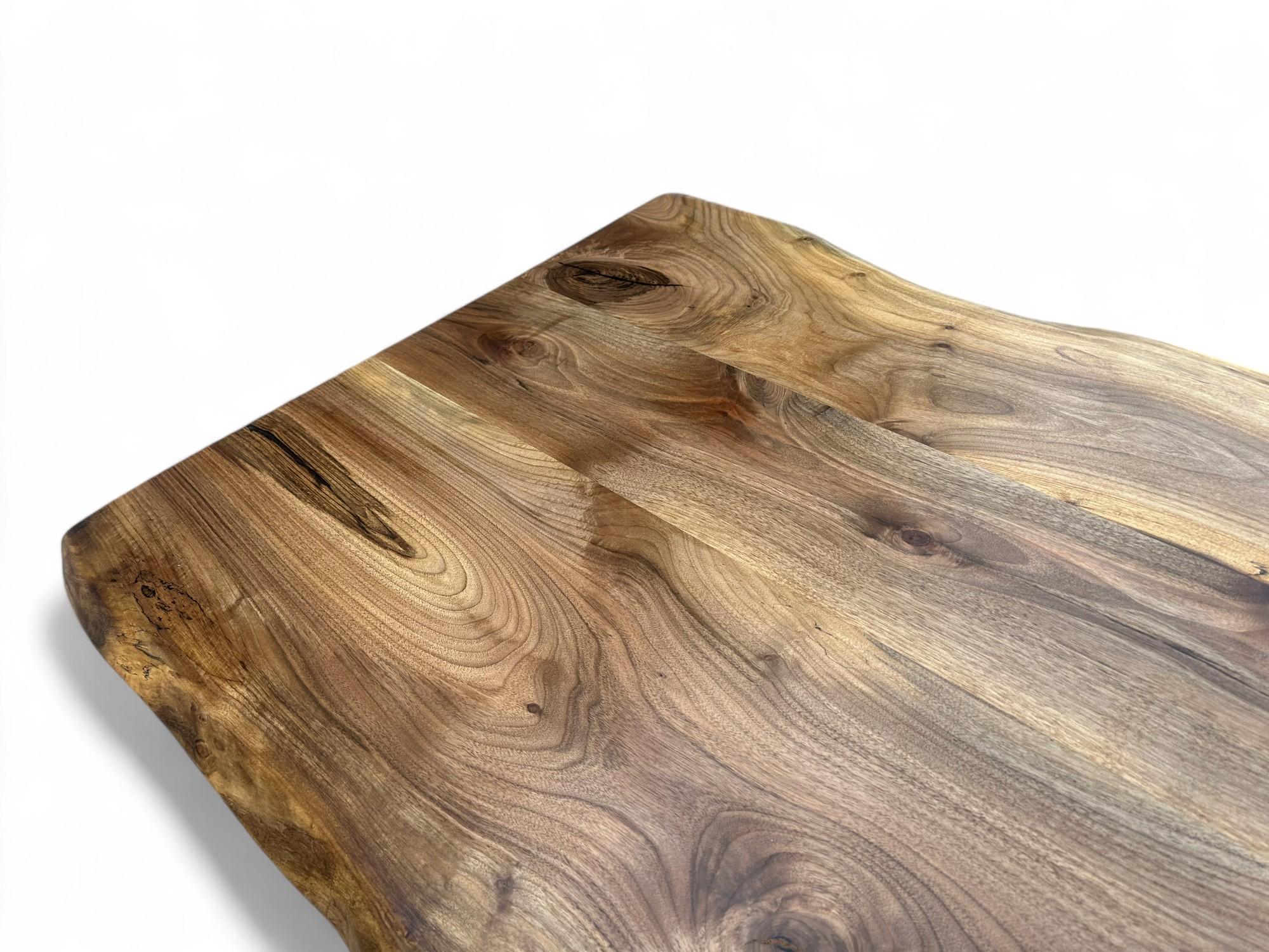 Küchentisch mit naturfarbener Kante – maßgefertigter Holztisch – Tisch mit naturfarbener Kante im Angebot 3