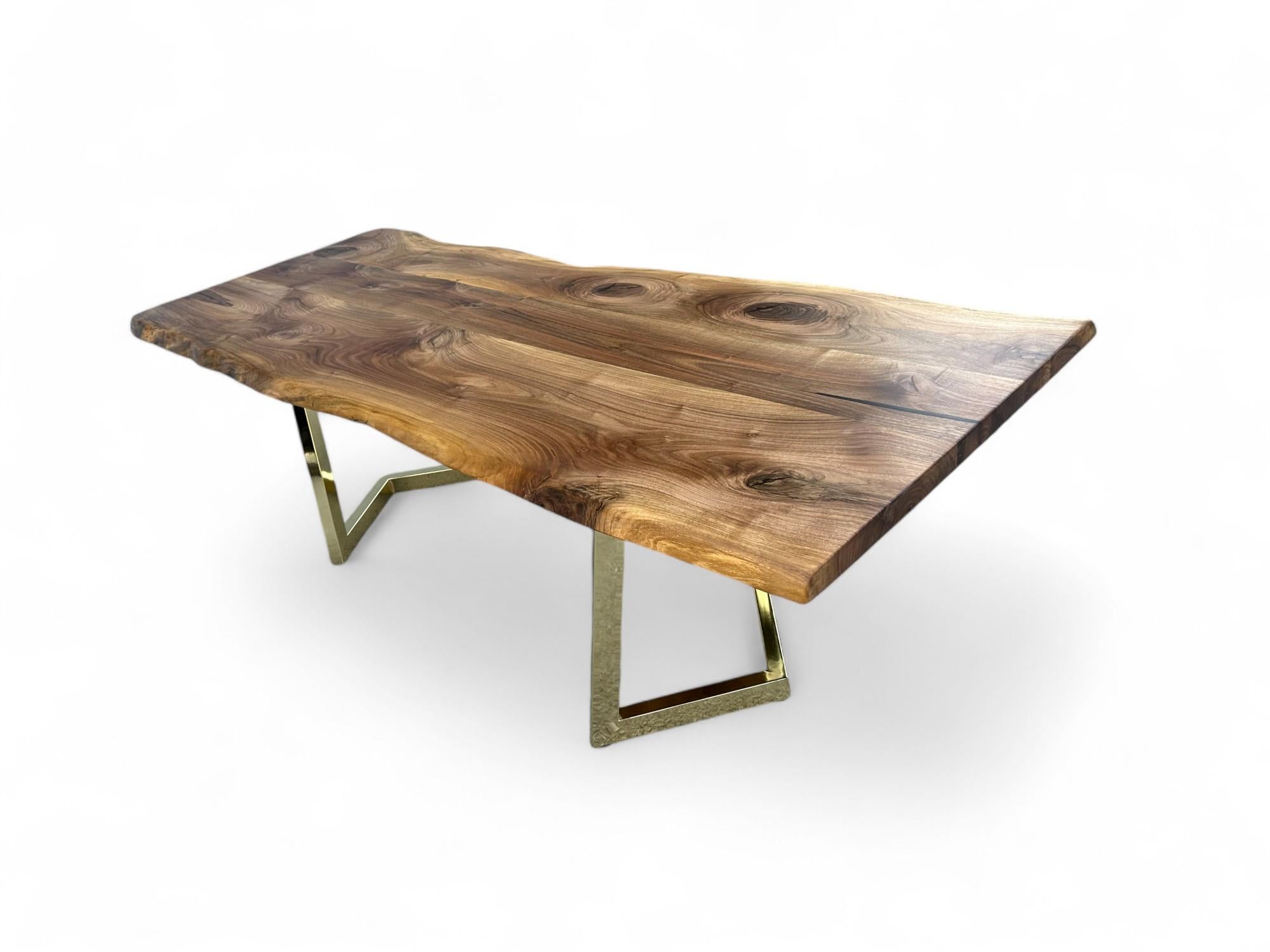 Küchentisch mit naturfarbener Kante – maßgefertigter Holztisch – Tisch mit naturfarbener Kante im Angebot 4