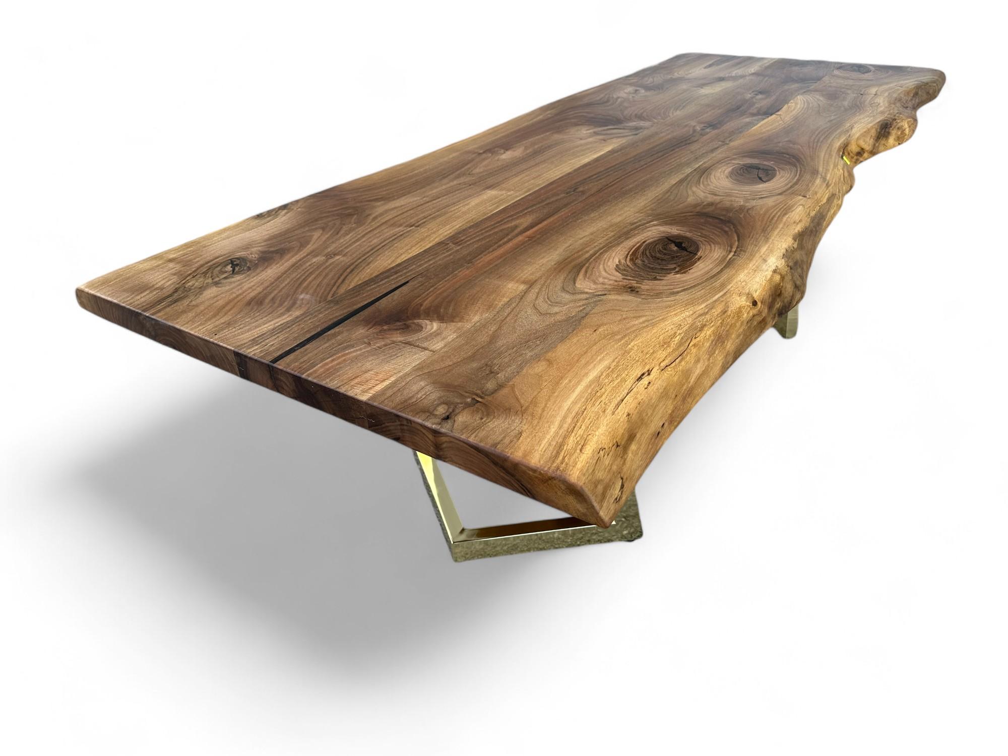 Küchentisch mit naturfarbener Kante – maßgefertigter Holztisch – Tisch mit naturfarbener Kante (Arts and Crafts) im Angebot