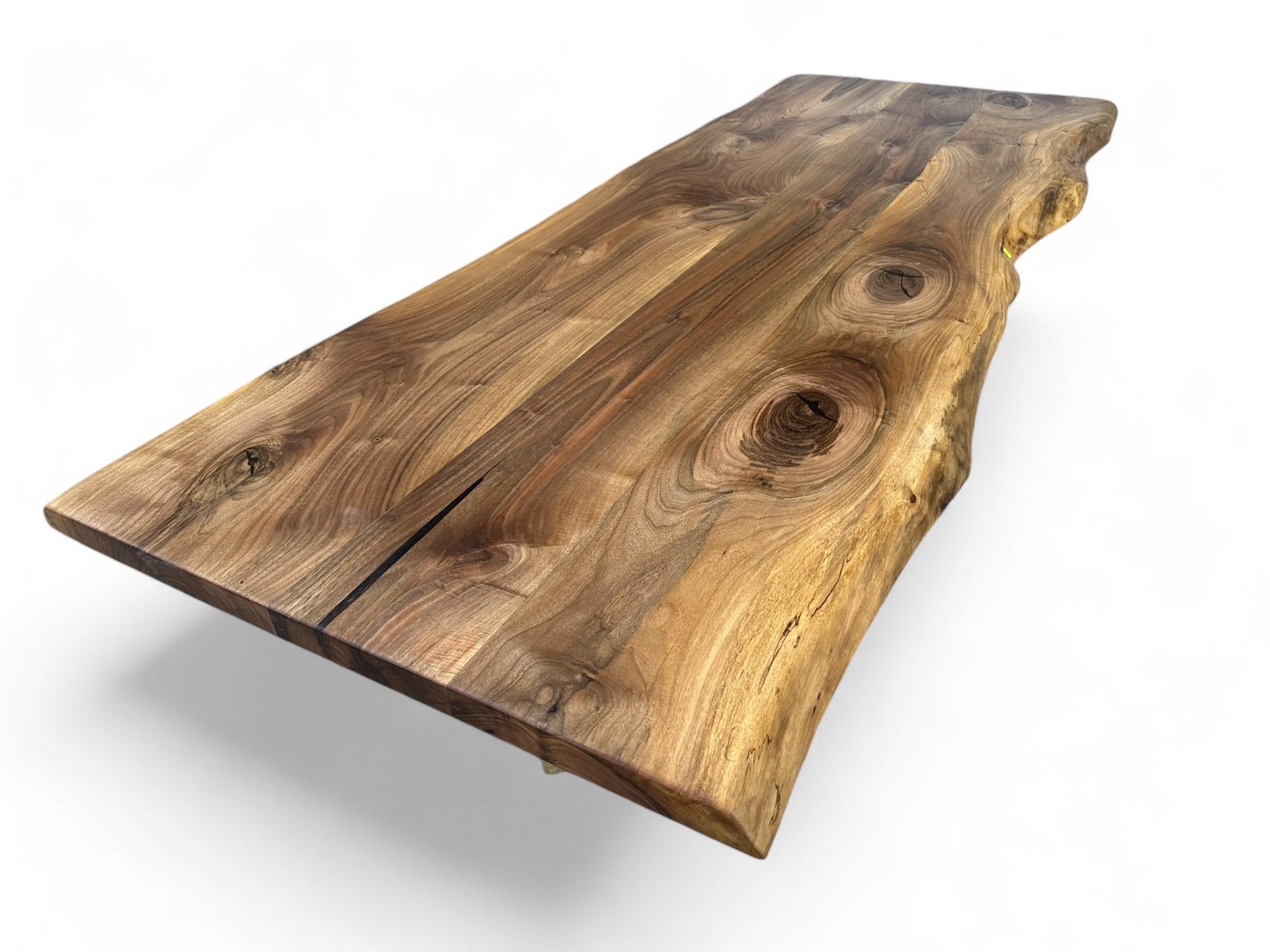 Küchentisch mit naturfarbener Kante – maßgefertigter Holztisch – Tisch mit naturfarbener Kante (Türkisch) im Angebot
