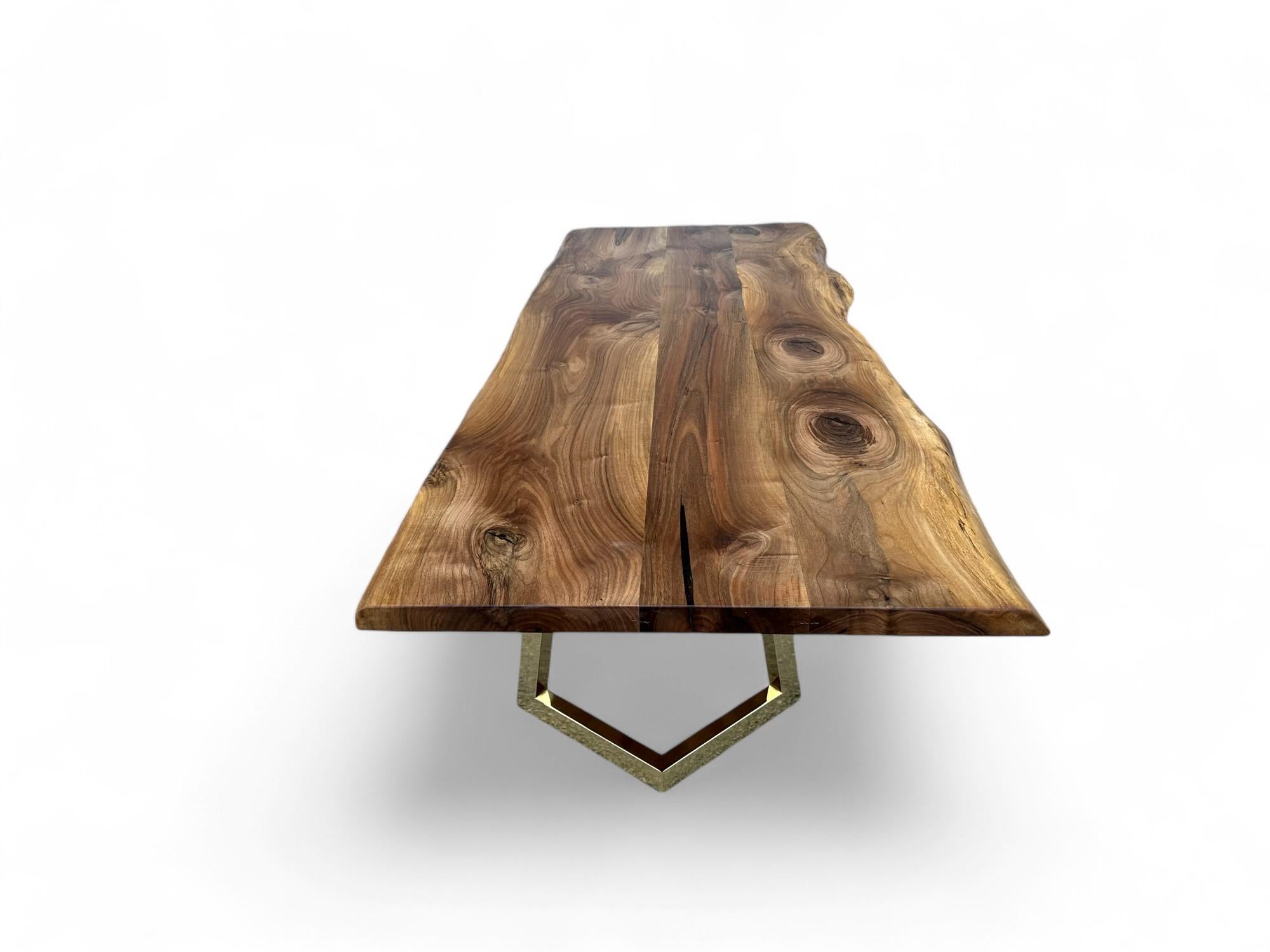 Küchentisch mit naturfarbener Kante – maßgefertigter Holztisch – Tisch mit naturfarbener Kante (21. Jahrhundert und zeitgenössisch) im Angebot